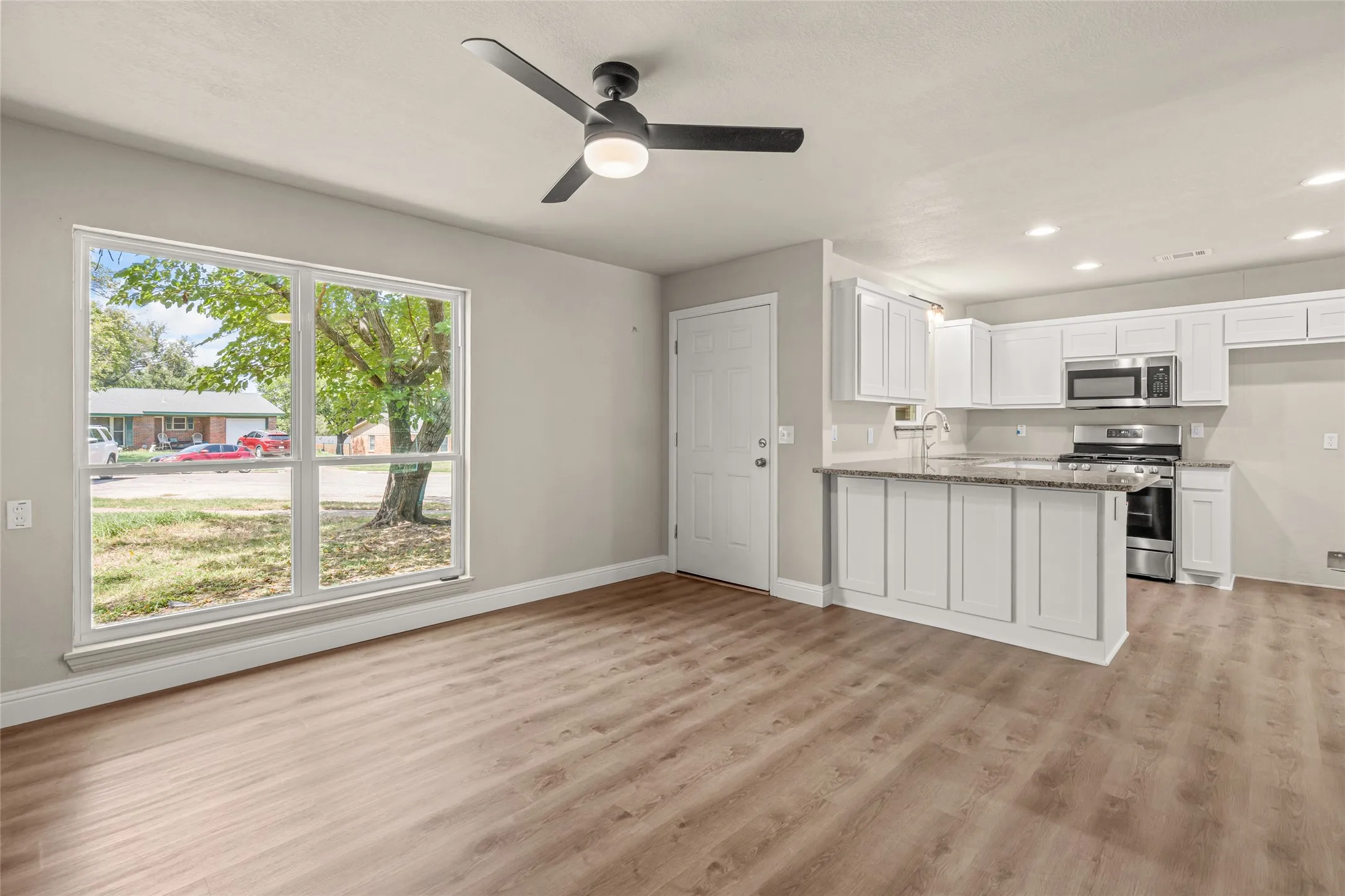 Single Family Residence For Sale in Tarrant County , 6402 Claude Court, Fort Worth, Texas 76135, 2 Bedroom, 1 Bathroom, 1 Garage spaces, 997 Sqft, built in 1963, mls#21345347, Real Estate Agent in Fort Worth, Homes For Sale in Tarrant county, Homes For Sale in Fort Worth, Realtor in Fort Worth Texas, Real Estate Brokerage Independent Realty Texas, Luminita Cordes Realtor