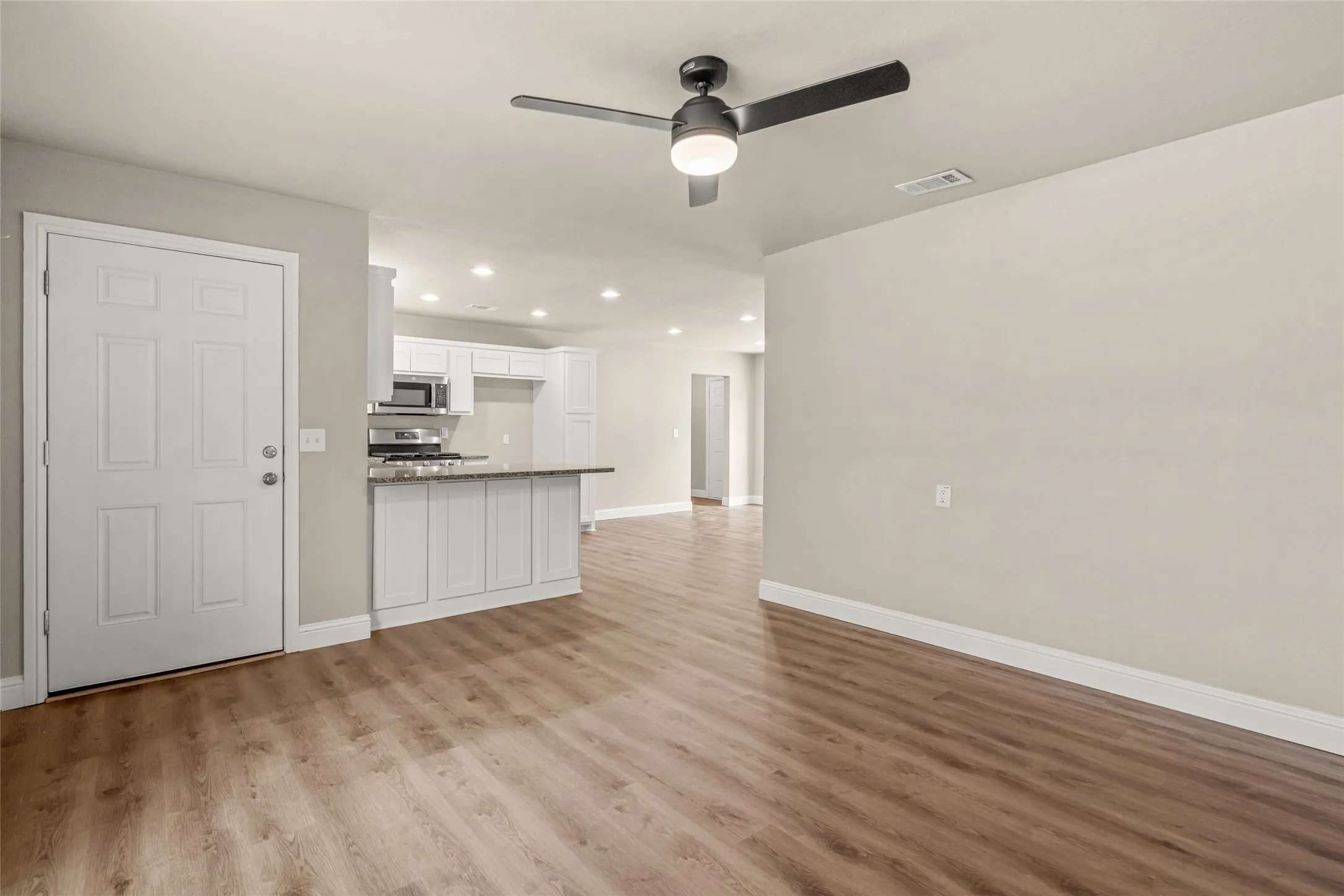 Single Family Residence For Sale in Tarrant County , 6402 Claude Court, Fort Worth, Texas 76135, 2 Bedroom, 1 Bathroom, 1 Garage spaces, 997 Sqft, built in 1963, mls#21345347, Real Estate Agent in Fort Worth, Homes For Sale in Tarrant county, Homes For Sale in Fort Worth, Realtor in Fort Worth Texas, Real Estate Brokerage Independent Realty Texas, Luminita Cordes Realtor