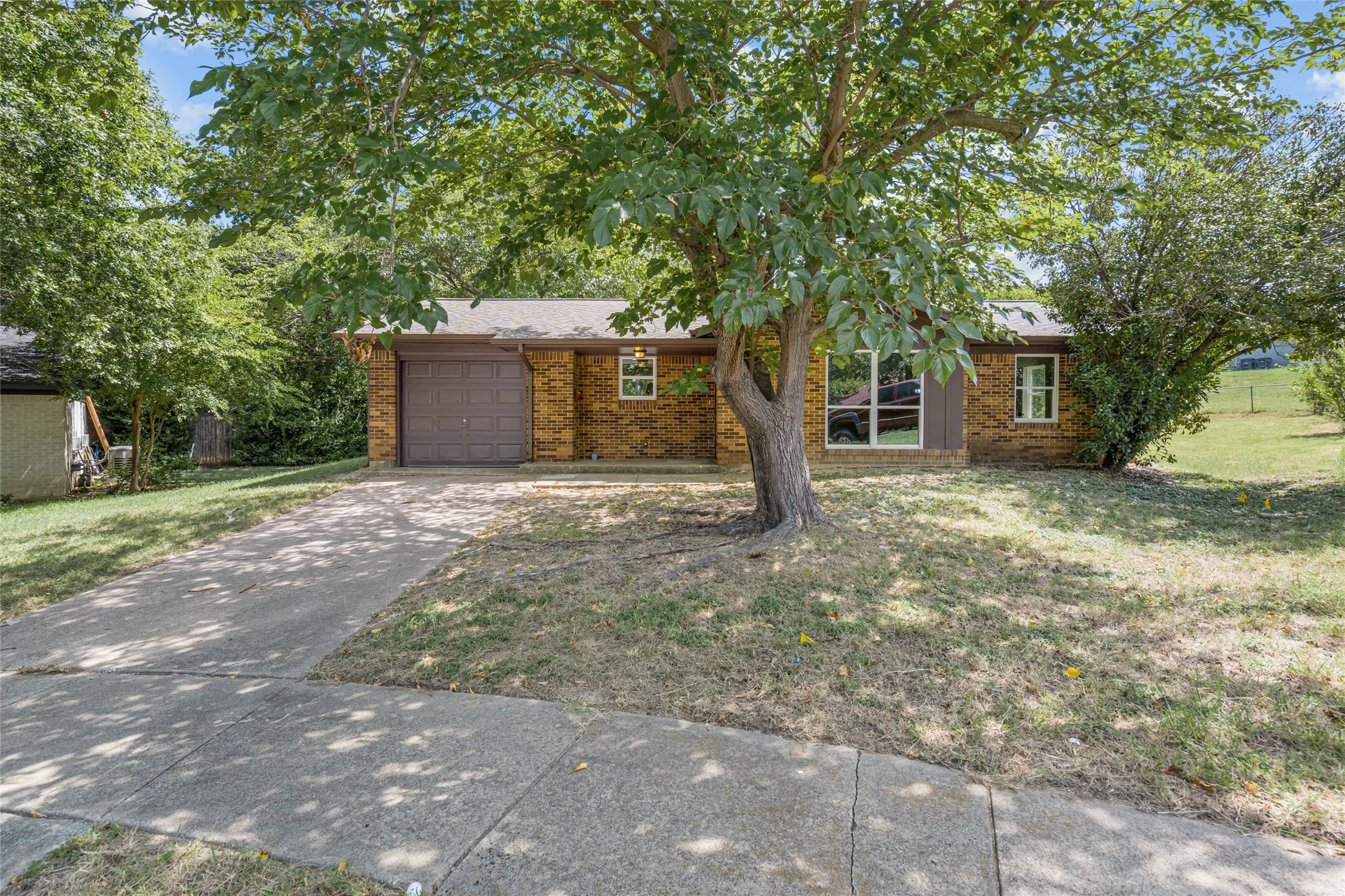 Single Family Residence For Sale in Tarrant County , 6402 Claude Court, Fort Worth, Texas 76135, 2 Bedroom, 1 Bathroom, 1 Garage spaces, 997 Sqft, built in 1963, mls#21345347, Real Estate Agent in Fort Worth, Homes For Sale in Tarrant county, Homes For Sale in Fort Worth, Realtor in Fort Worth Texas, Real Estate Brokerage Independent Realty Texas, Luminita Cordes Realtor