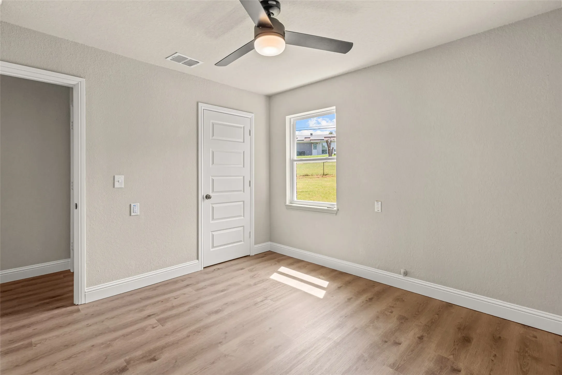 Single Family Residence For Sale in Tarrant County , 6402 Claude Court, Fort Worth, Texas 76135, 2 Bedroom, 1 Bathroom, 1 Garage spaces, 997 Sqft, built in 1963, mls#21345347, Real Estate Agent in Fort Worth, Homes For Sale in Tarrant county, Homes For Sale in Fort Worth, Realtor in Fort Worth Texas, Real Estate Brokerage Independent Realty Texas, Luminita Cordes Realtor