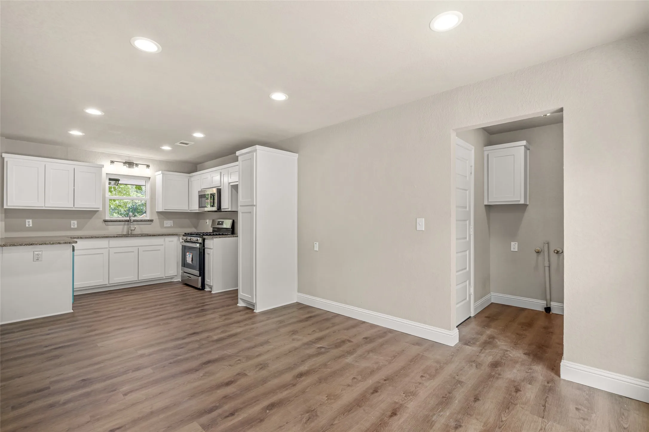 Single Family Residence For Sale in Tarrant County , 6402 Claude Court, Fort Worth, Texas 76135, 2 Bedroom, 1 Bathroom, 1 Garage spaces, 997 Sqft, built in 1963, mls#21345347, Real Estate Agent in Fort Worth, Homes For Sale in Tarrant county, Homes For Sale in Fort Worth, Realtor in Fort Worth Texas, Real Estate Brokerage Independent Realty Texas, Luminita Cordes Realtor