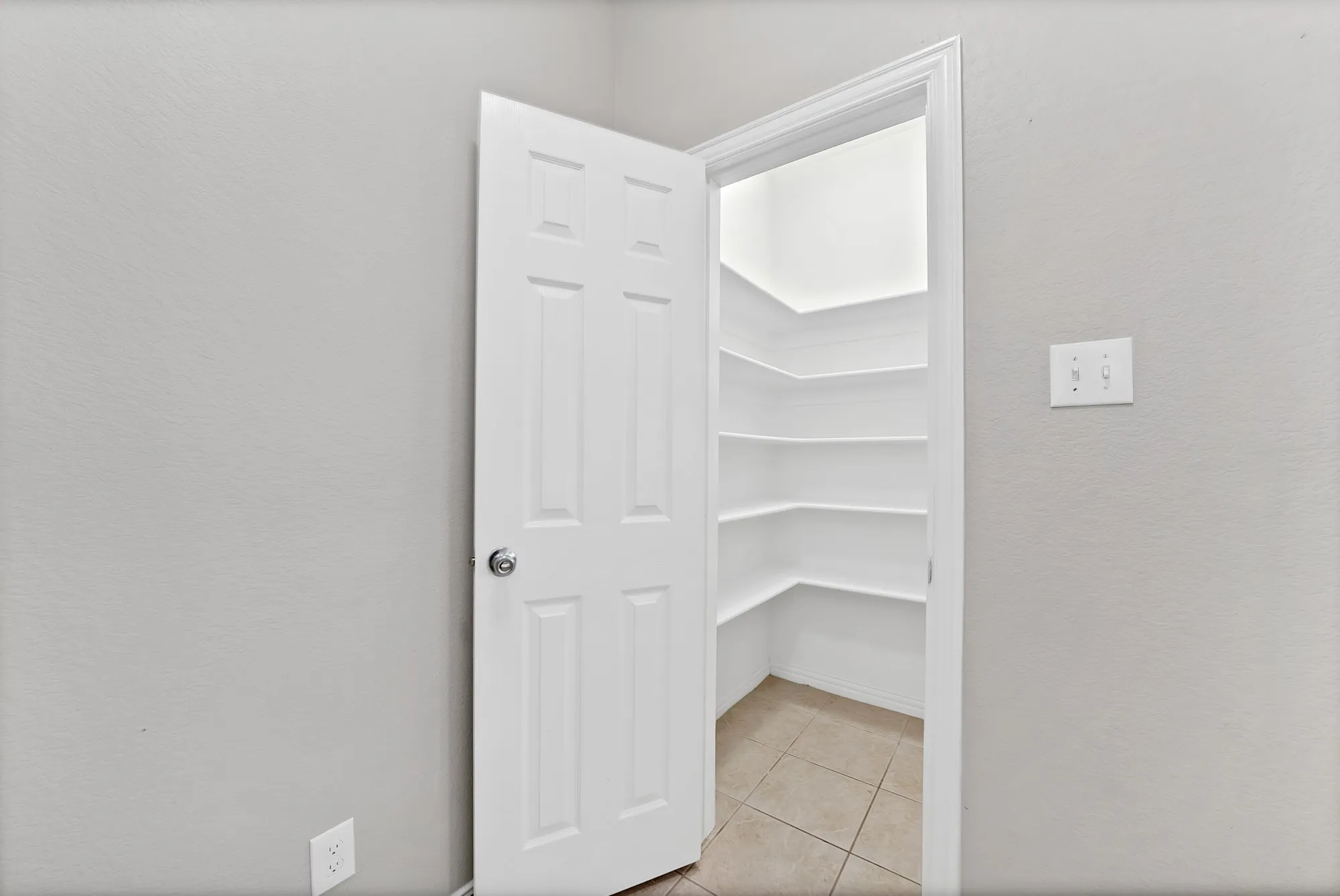 Single Family Residence For Sale in Tarrant County , 4833 Bridle Path Way, Fort Worth, Texas 76244, 4 Bedroom, 4 Bathroom, 2 Garage spaces, 2,543 Sqft, built in 2001, mls#21351189, Real Estate Agent in Fort Worth, Homes For Sale in Tarrant county, Homes For Sale in Fort Worth, Realtor in Fort Worth Texas, Real Estate Brokerage Independent Realty Texas, Luminita Cordes Realtor