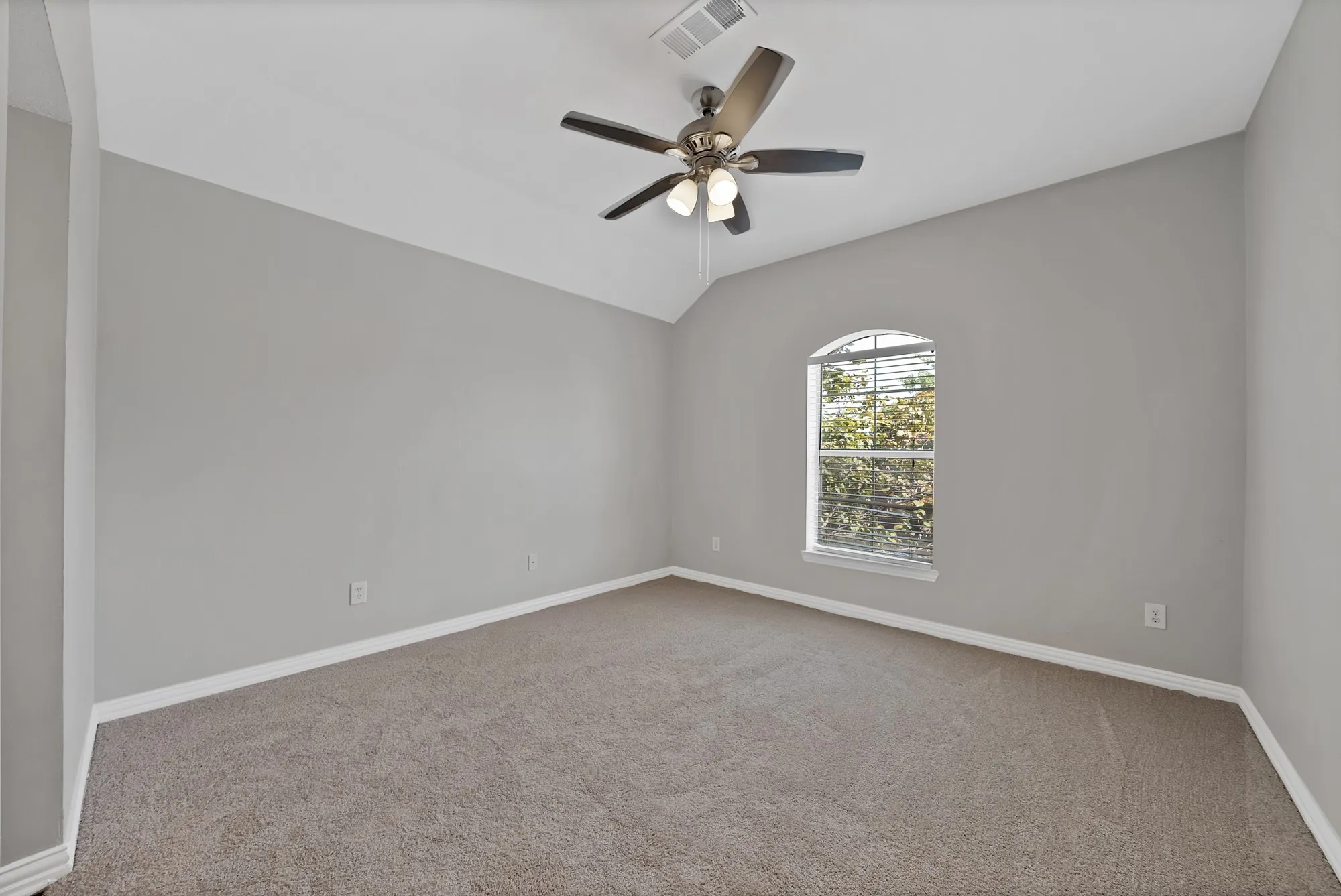 Single Family Residence For Sale in Tarrant County , 4833 Bridle Path Way, Fort Worth, Texas 76244, 4 Bedroom, 4 Bathroom, 2 Garage spaces, 2,543 Sqft, built in 2001, mls#21351189, Real Estate Agent in Fort Worth, Homes For Sale in Tarrant county, Homes For Sale in Fort Worth, Realtor in Fort Worth Texas, Real Estate Brokerage Independent Realty Texas, Luminita Cordes Realtor