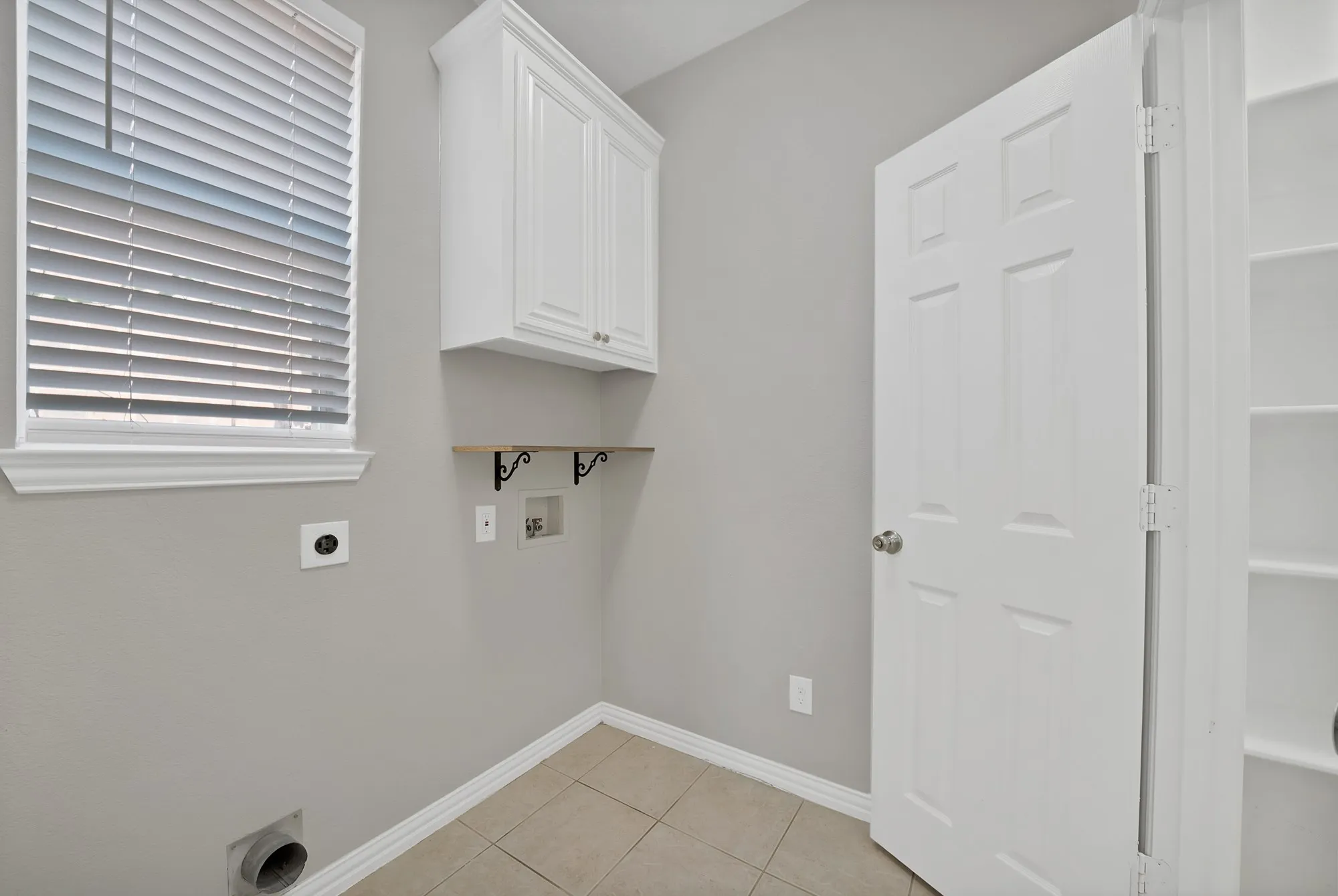 Single Family Residence For Sale in Tarrant County , 4833 Bridle Path Way, Fort Worth, Texas 76244, 4 Bedroom, 4 Bathroom, 2 Garage spaces, 2,543 Sqft, built in 2001, mls#21351189, Real Estate Agent in Fort Worth, Homes For Sale in Tarrant county, Homes For Sale in Fort Worth, Realtor in Fort Worth Texas, Real Estate Brokerage Independent Realty Texas, Luminita Cordes Realtor
