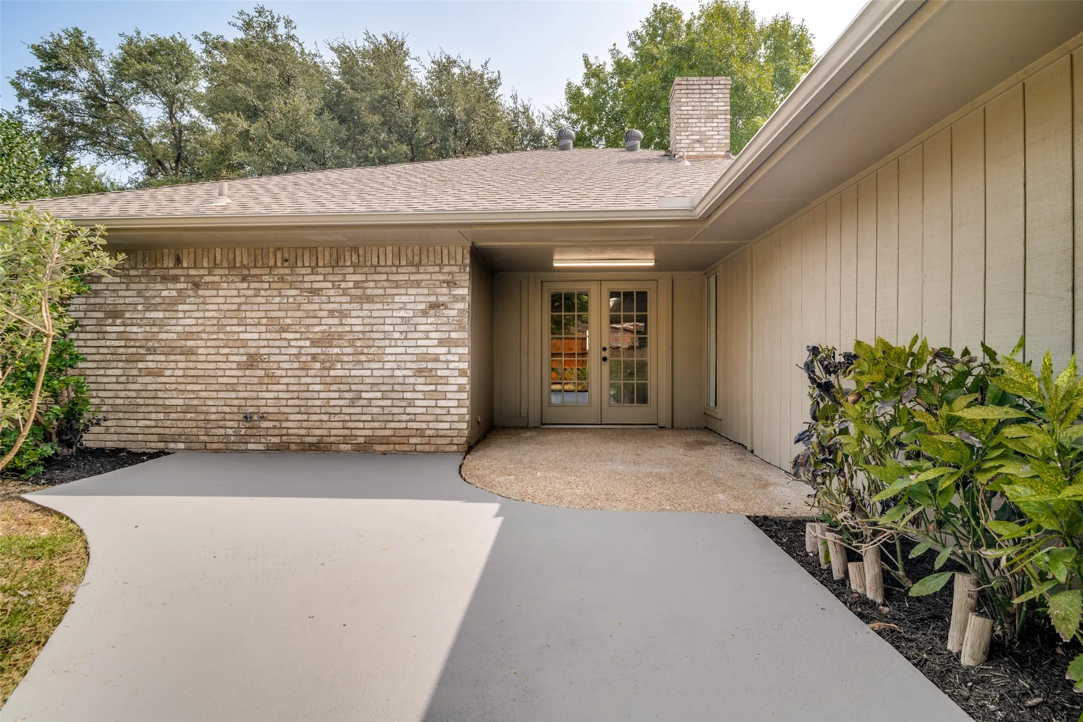 Single Family Residence For Sale in Dallas County , 2505 Parkside Drive, Garland, Texas 75040, 3 Bedroom, 2 Bathroom, 2 Garage spaces, 2,071 Sqft, built in 1976, mls#21344058, Real Estate Agent in Garland, Homes For Sale in Dallas county, Homes For Sale in Garland, Realtor in Garland Texas, Real Estate Brokerage Independent Realty Texas, Luminita Cordes Realtor