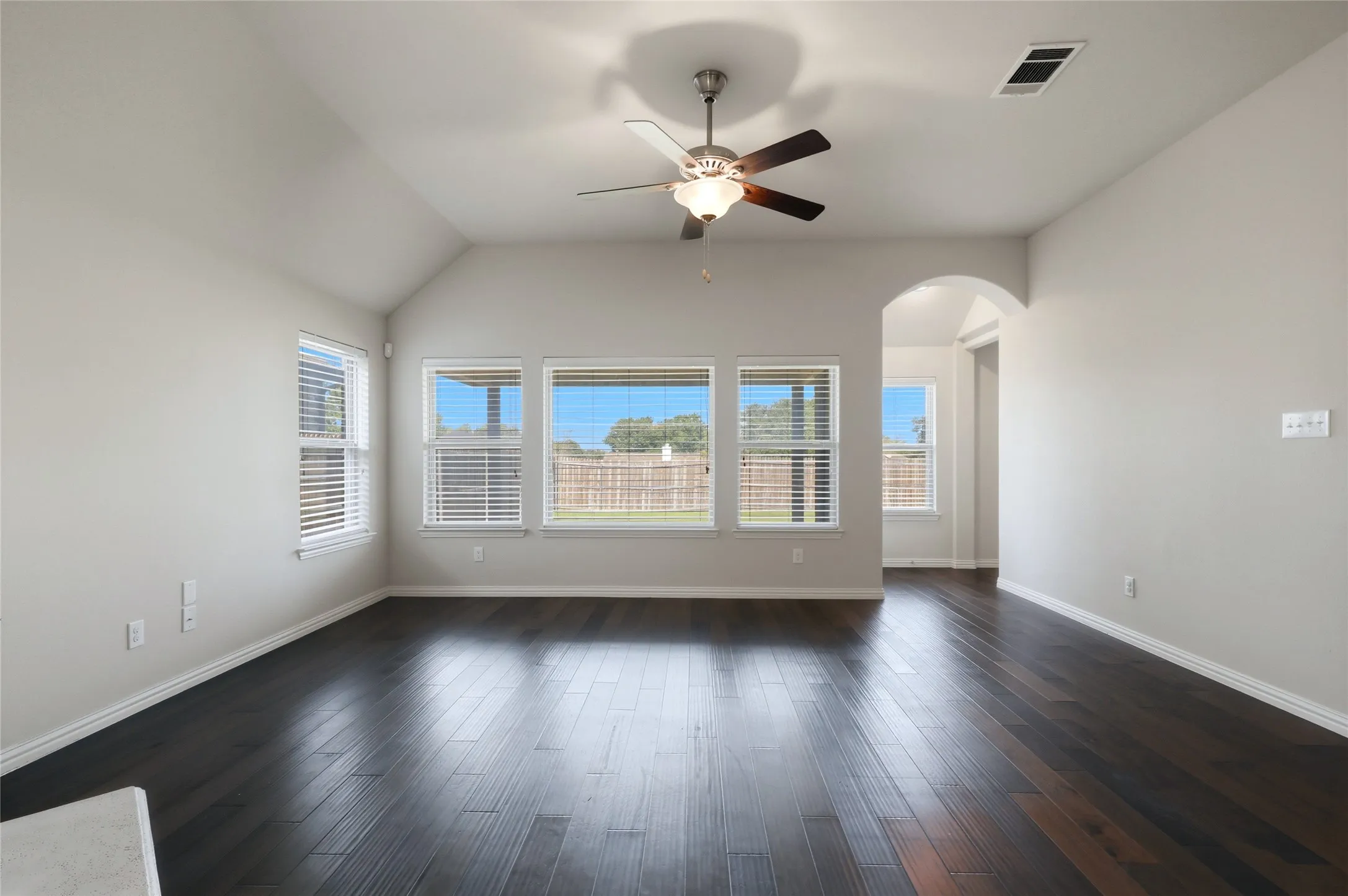 Single Family Residence For Sale in Dallas County , 5809 Petunia Lane, Rowlett, Texas 75089, 3 Bedroom, 2 Bathroom, 2 Garage spaces, 1,910 Sqft, built in 2016, mls#21351198, Real Estate Agent in Rowlett, Homes For Sale in Dallas county, Homes For Sale in Rowlett, Realtor in Rowlett Texas, Real Estate Brokerage Independent Realty Texas, Luminita Cordes Realtor