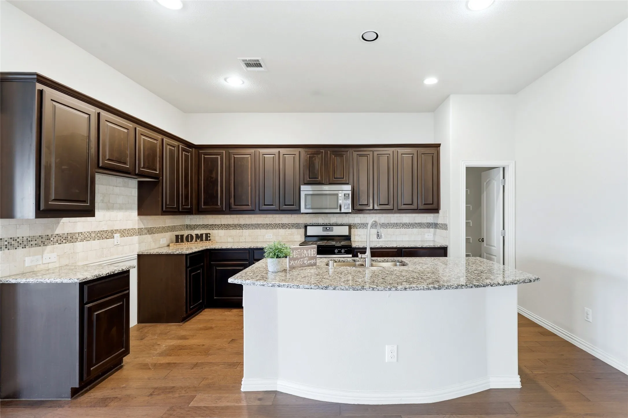 Single Family Residence For Sale in Dallas County , 5809 Petunia Lane, Rowlett, Texas 75089, 3 Bedroom, 2 Bathroom, 2 Garage spaces, 1,910 Sqft, built in 2016, mls#21351198, Real Estate Agent in Rowlett, Homes For Sale in Dallas county, Homes For Sale in Rowlett, Realtor in Rowlett Texas, Real Estate Brokerage Independent Realty Texas, Luminita Cordes Realtor