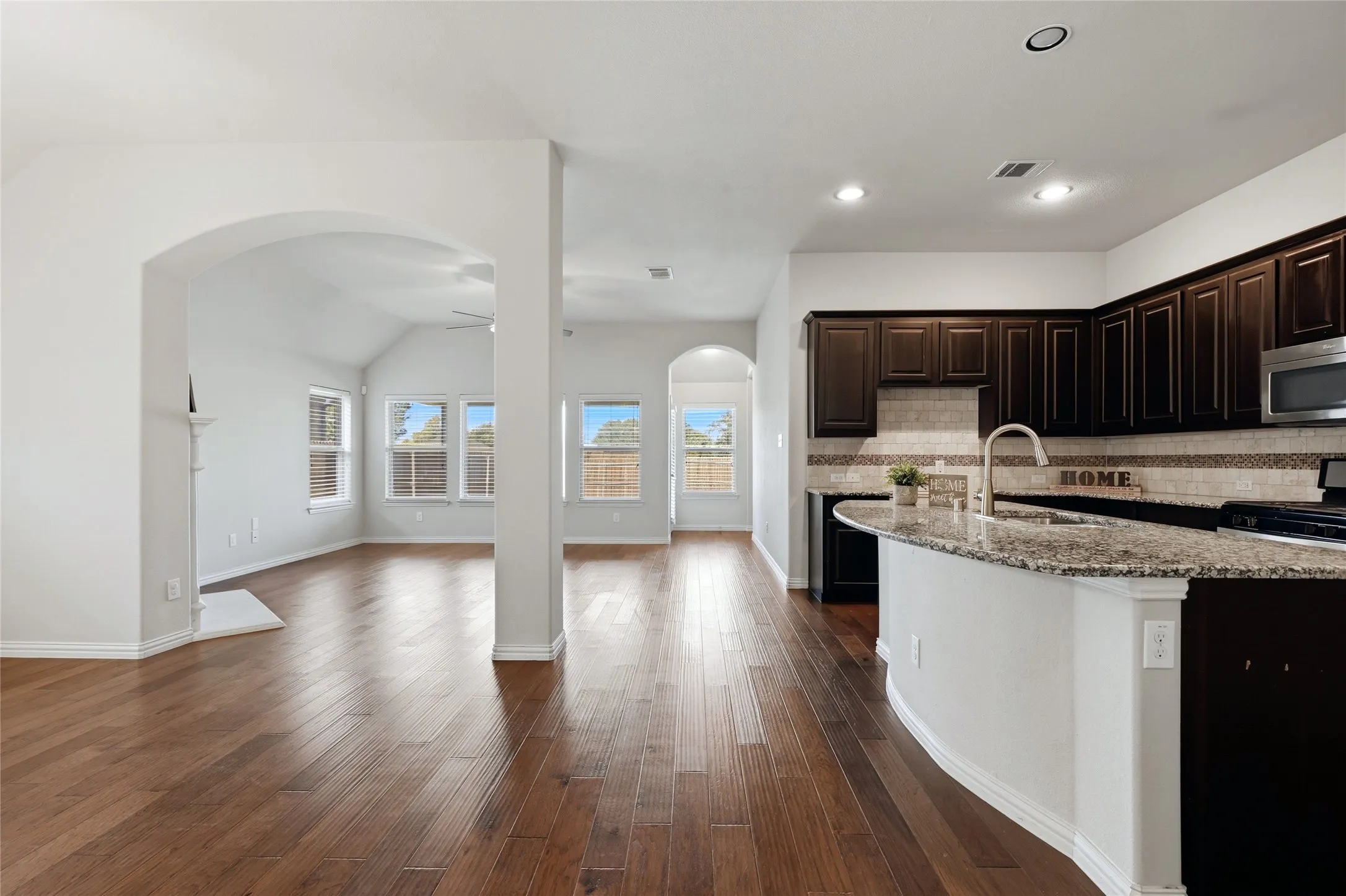 Single Family Residence For Sale in Dallas County , 5809 Petunia Lane, Rowlett, Texas 75089, 3 Bedroom, 2 Bathroom, 2 Garage spaces, 1,910 Sqft, built in 2016, mls#21351198, Real Estate Agent in Rowlett, Homes For Sale in Dallas county, Homes For Sale in Rowlett, Realtor in Rowlett Texas, Real Estate Brokerage Independent Realty Texas, Luminita Cordes Realtor
