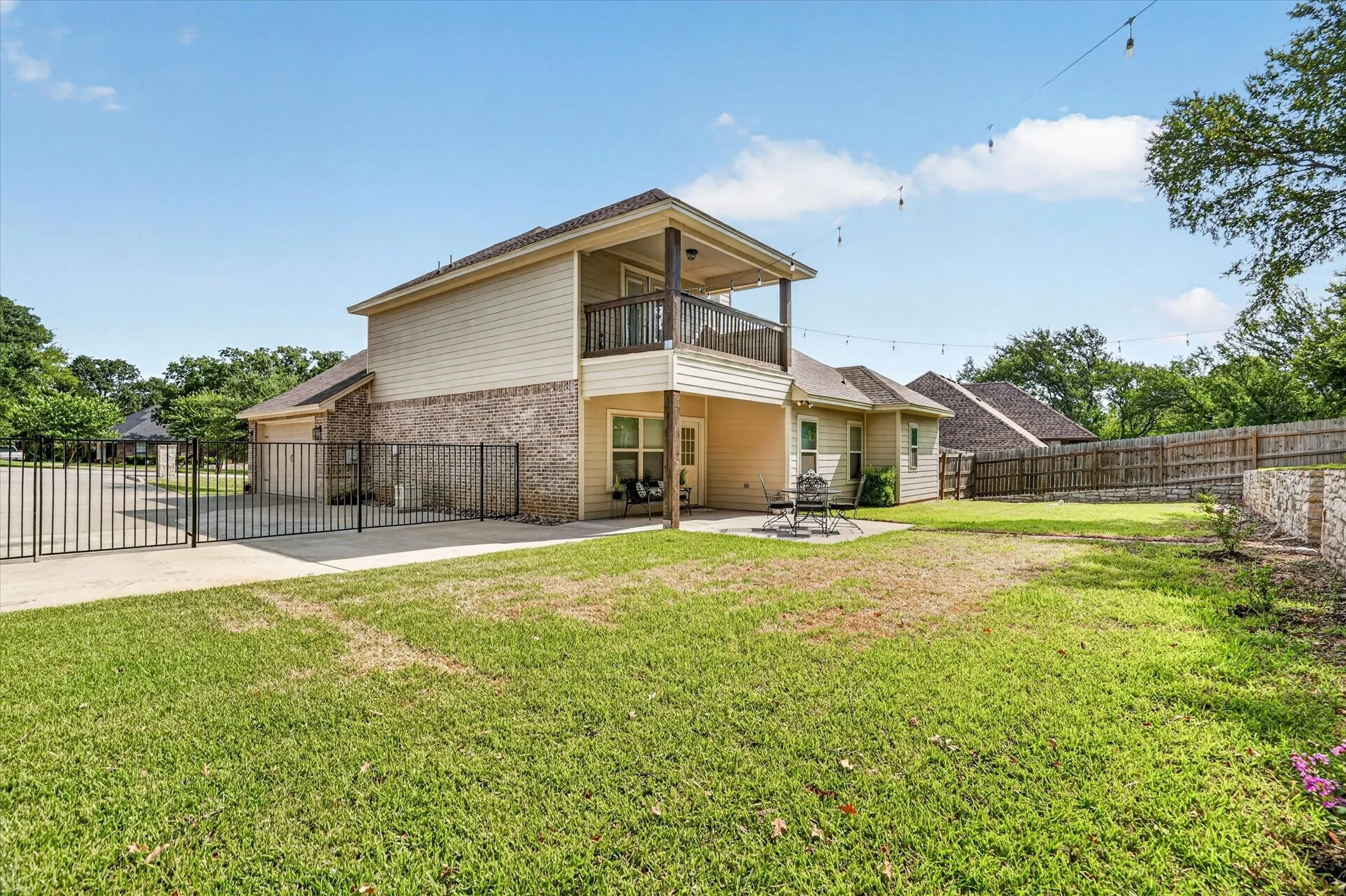 Single Family Residence For Sale in Hood County , 6403 Westover Drive, Granbury, Texas 76049, 4 Bedroom, 3 Bathroom, 2 Garage spaces, 2,239 Sqft, built in 2016, mls#21339382, Real Estate Agent in Granbury, Homes For Sale in Hood county, Homes For Sale in Granbury, Realtor in Granbury Texas, Real Estate Brokerage Independent Realty Texas, Luminita Cordes Realtor