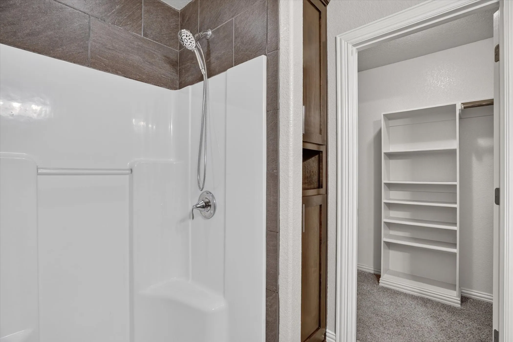Single Family Residence For Sale in Hood County , 6403 Westover Drive, Granbury, Texas 76049, 4 Bedroom, 3 Bathroom, 2 Garage spaces, 2,239 Sqft, built in 2016, mls#21339382, Real Estate Agent in Granbury, Homes For Sale in Hood county, Homes For Sale in Granbury, Realtor in Granbury Texas, Real Estate Brokerage Independent Realty Texas, Luminita Cordes Realtor