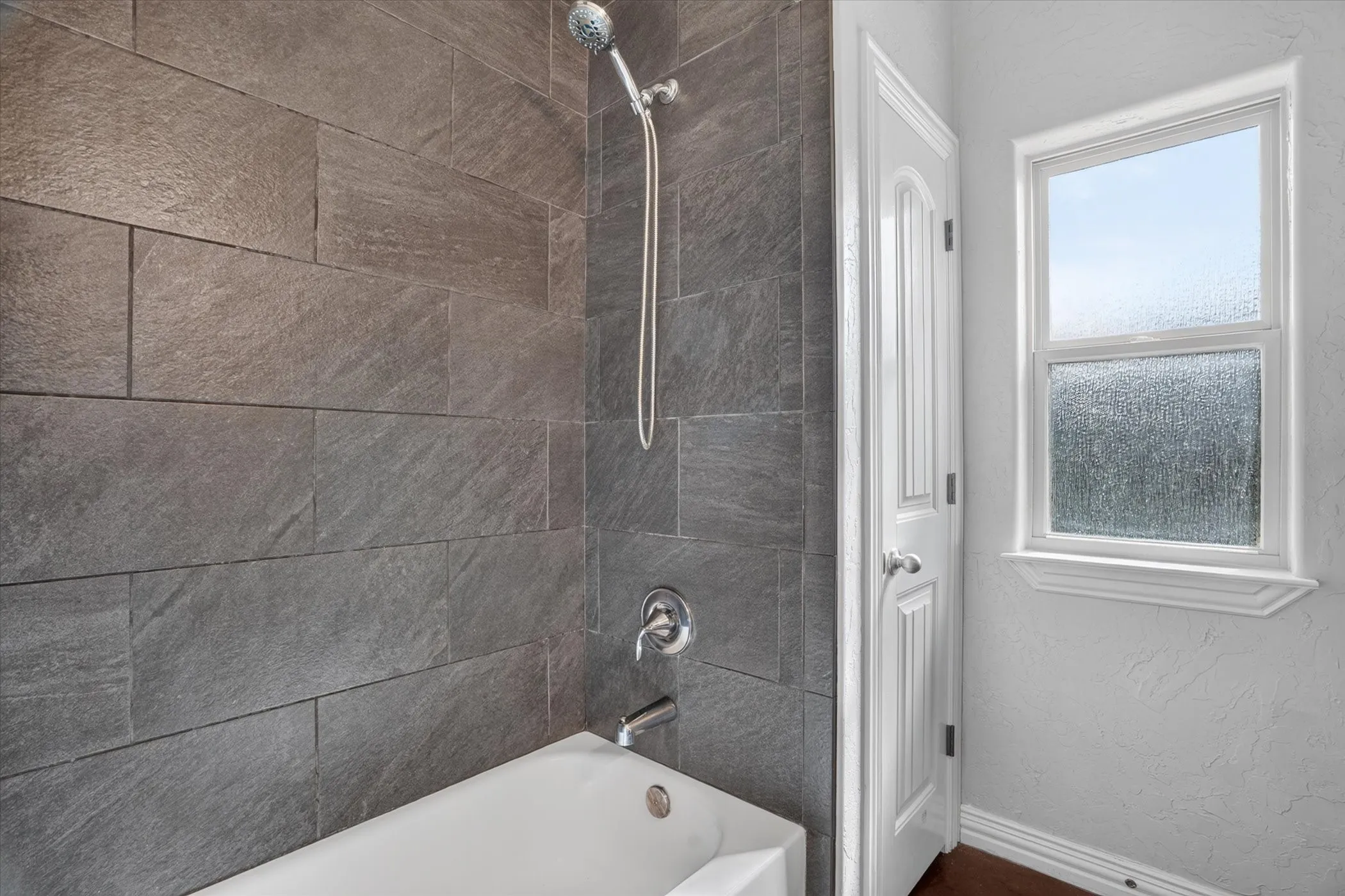 Single Family Residence For Sale in Hood County , 6403 Westover Drive, Granbury, Texas 76049, 4 Bedroom, 3 Bathroom, 2 Garage spaces, 2,239 Sqft, built in 2016, mls#21339382, Real Estate Agent in Granbury, Homes For Sale in Hood county, Homes For Sale in Granbury, Realtor in Granbury Texas, Real Estate Brokerage Independent Realty Texas, Luminita Cordes Realtor