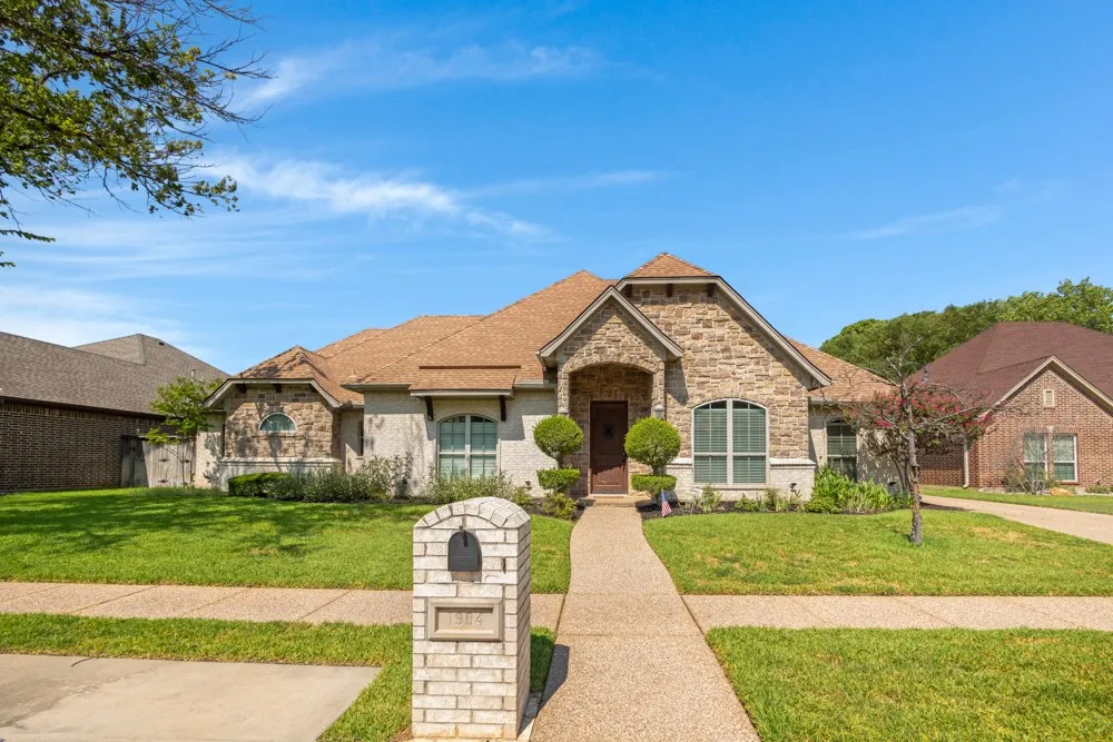 Single Family Residence For Sale in Tarrant County , 1904 Melbourne Drive, Pantego, Texas 76013, 3 Bedroom, 3 Bathroom, 2 Garage spaces, 2,709 Sqft, built in 2009, mls#21345867, Real Estate Agent in Pantego, Homes For Sale in Tarrant county, Homes For Sale in Pantego, Realtor in Pantego Texas, Real Estate Brokerage Independent Realty Texas, Luminita Cordes Realtor