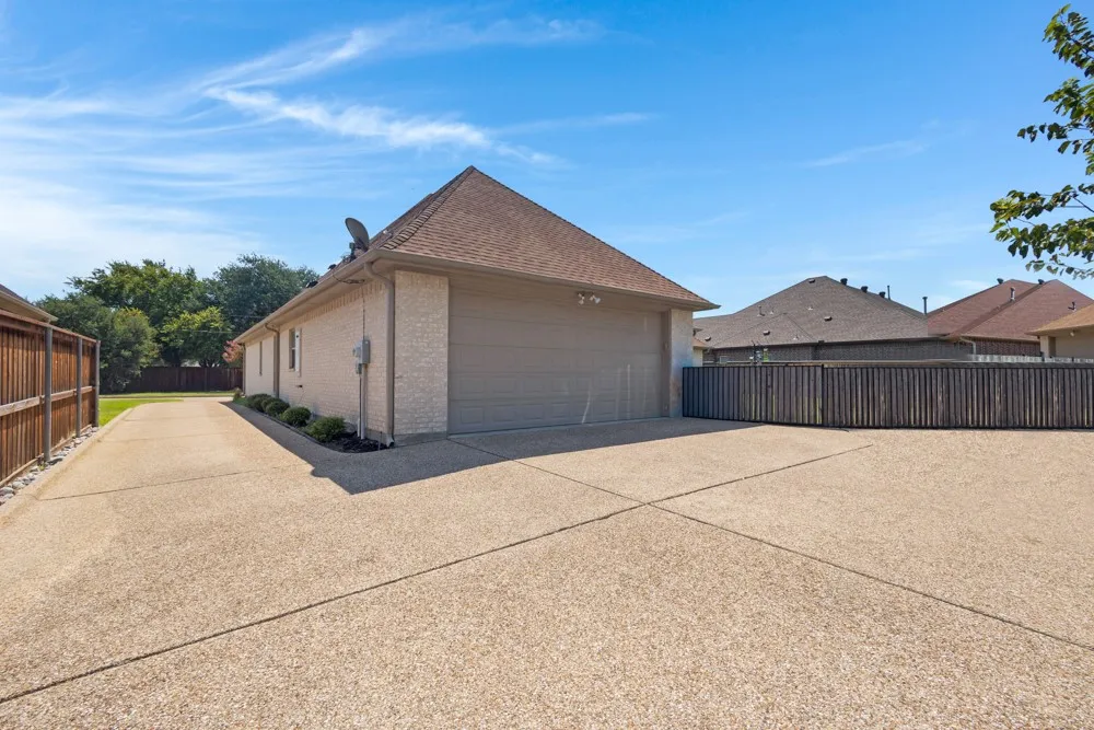 Single Family Residence For Sale in Tarrant County , 1904 Melbourne Drive, Pantego, Texas 76013, 3 Bedroom, 3 Bathroom, 2 Garage spaces, 2,709 Sqft, built in 2009, mls#21345867, Real Estate Agent in Pantego, Homes For Sale in Tarrant county, Homes For Sale in Pantego, Realtor in Pantego Texas, Real Estate Brokerage Independent Realty Texas, Luminita Cordes Realtor