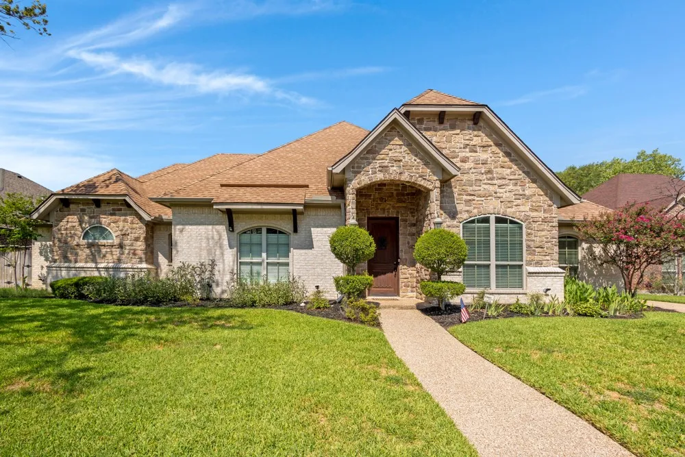 Single Family Residence For Sale in Tarrant County , 1904 Melbourne Drive, Pantego, Texas 76013, 3 Bedroom, 3 Bathroom, 2 Garage spaces, 2,709 Sqft, built in 2009, mls#21345867, Real Estate Agent in Pantego, Homes For Sale in Tarrant county, Homes For Sale in Pantego, Realtor in Pantego Texas, Real Estate Brokerage Independent Realty Texas, Luminita Cordes Realtor