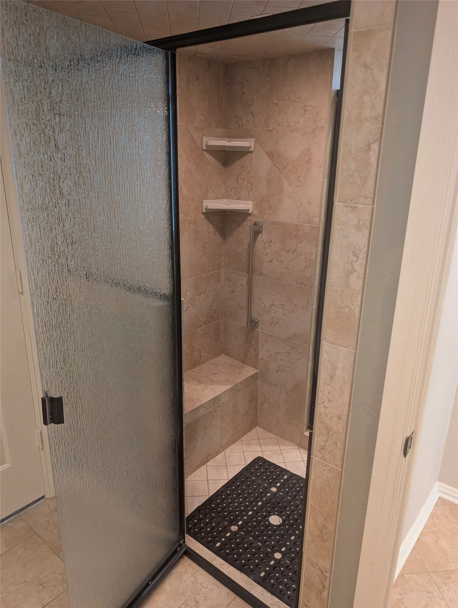 Other side of the walk-through shower