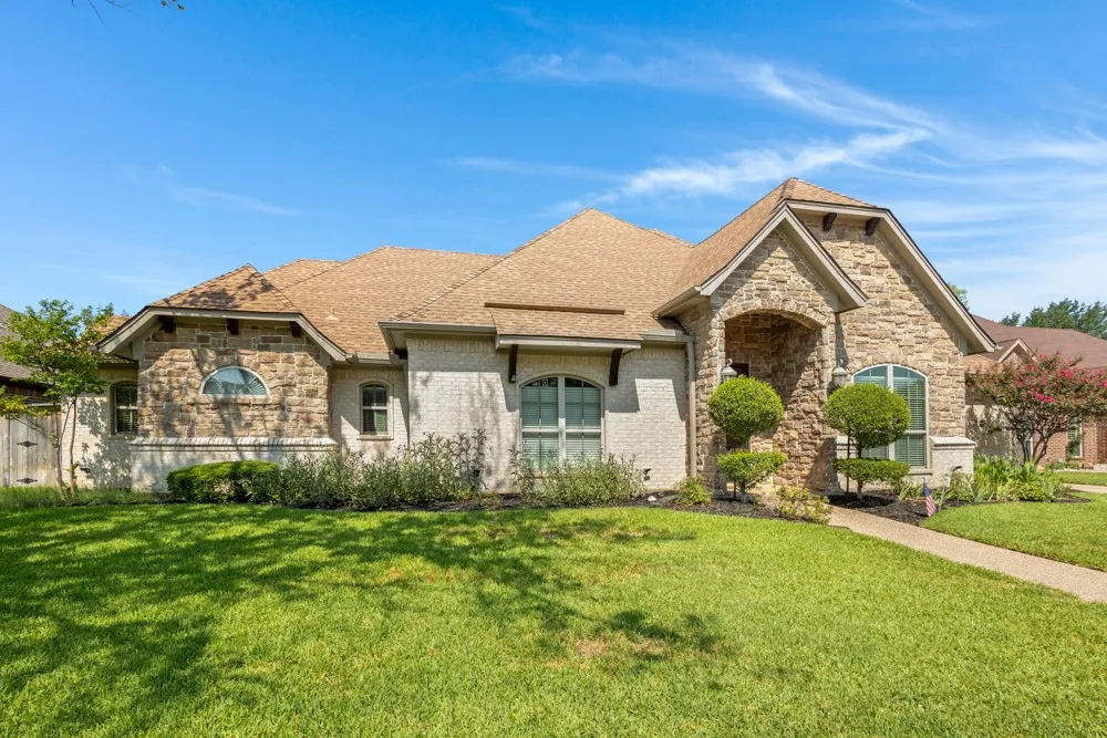 Single Family Residence For Sale in Tarrant County , 1904 Melbourne Drive, Pantego, Texas 76013, 3 Bedroom, 3 Bathroom, 2 Garage spaces, 2,709 Sqft, built in 2009, mls#21345867, Real Estate Agent in Pantego, Homes For Sale in Tarrant county, Homes For Sale in Pantego, Realtor in Pantego Texas, Real Estate Brokerage Independent Realty Texas, Luminita Cordes Realtor
