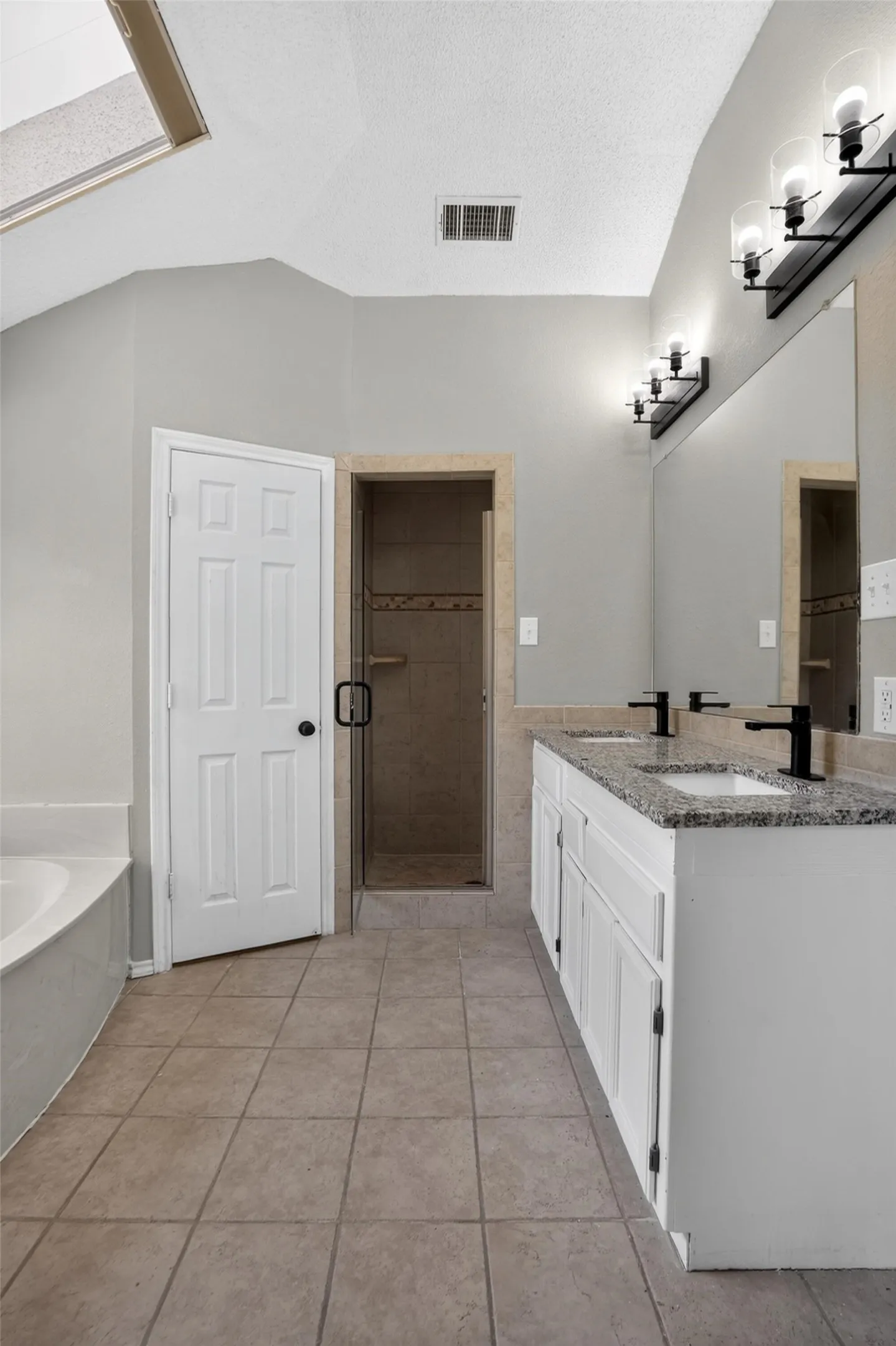 Single Family Residence For Sale in Tarrant County , 6057 Hillglen Drive, Watauga, Texas 76148, 3 Bedroom, 2 Bathroom, 2 Garage spaces, 1,383 Sqft, built in 1990, mls#21351268, Real Estate Agent in Watauga, Homes For Sale in Tarrant county, Homes For Sale in Watauga, Realtor in Watauga Texas, Real Estate Brokerage Independent Realty Texas, Luminita Cordes Realtor