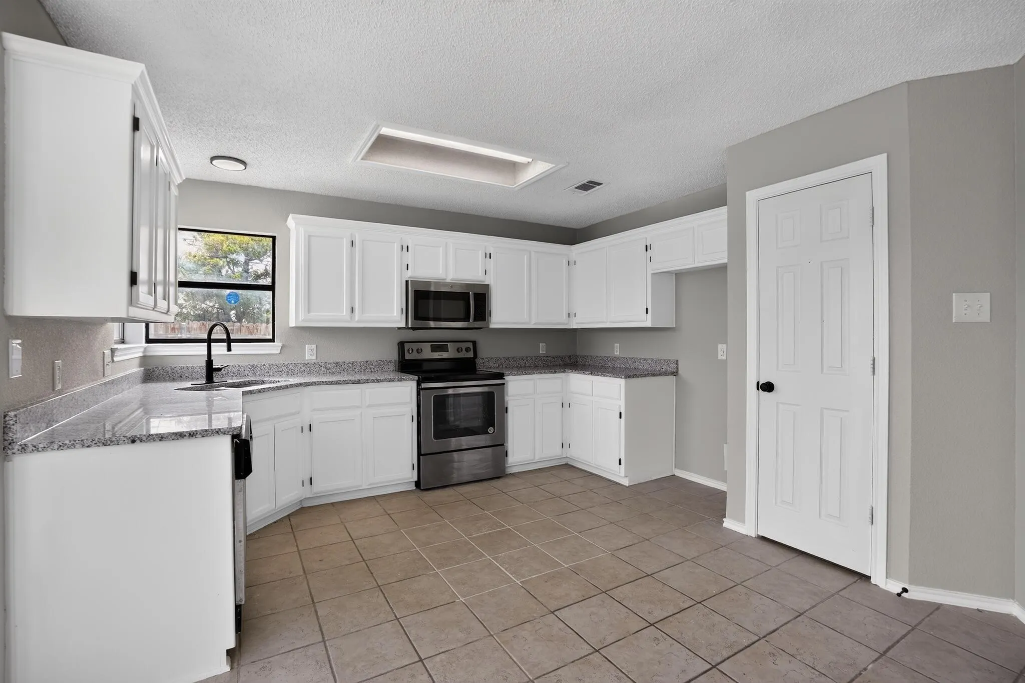 Single Family Residence For Sale in Tarrant County , 6057 Hillglen Drive, Watauga, Texas 76148, 3 Bedroom, 2 Bathroom, 2 Garage spaces, 1,383 Sqft, built in 1990, mls#21351268, Real Estate Agent in Watauga, Homes For Sale in Tarrant county, Homes For Sale in Watauga, Realtor in Watauga Texas, Real Estate Brokerage Independent Realty Texas, Luminita Cordes Realtor