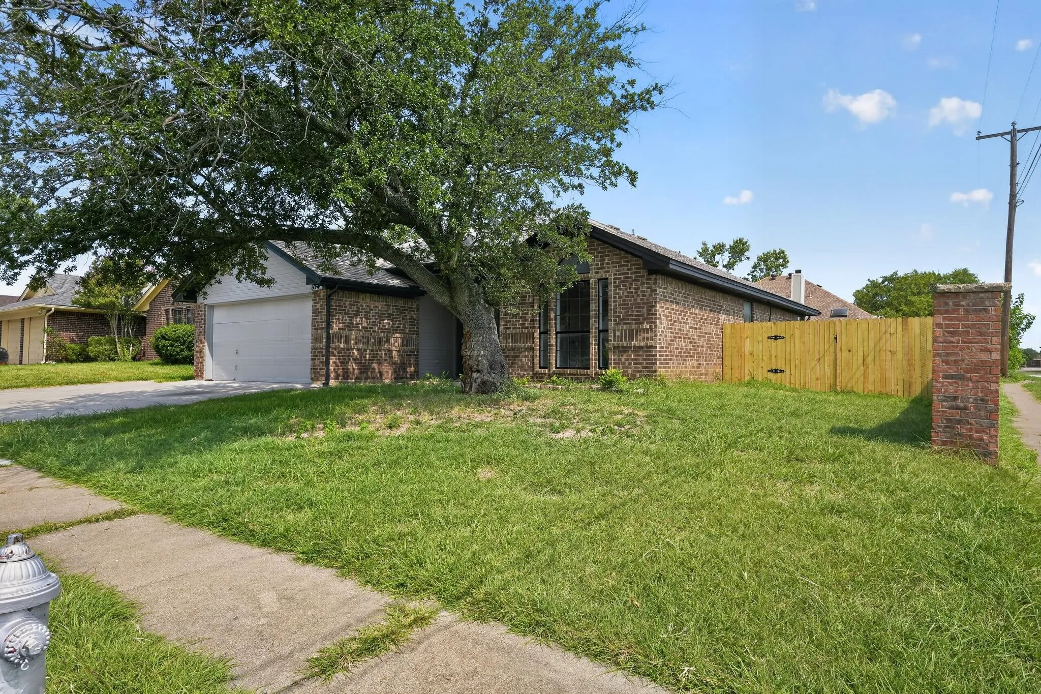 Single Family Residence For Sale in Tarrant County , 6057 Hillglen Drive, Watauga, Texas 76148, 3 Bedroom, 2 Bathroom, 2 Garage spaces, 1,383 Sqft, built in 1990, mls#21351268, Real Estate Agent in Watauga, Homes For Sale in Tarrant county, Homes For Sale in Watauga, Realtor in Watauga Texas, Real Estate Brokerage Independent Realty Texas, Luminita Cordes Realtor