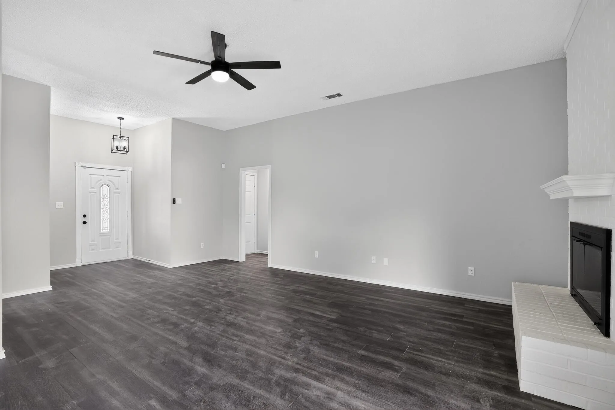 Single Family Residence For Sale in Tarrant County , 6057 Hillglen Drive, Watauga, Texas 76148, 3 Bedroom, 2 Bathroom, 2 Garage spaces, 1,383 Sqft, built in 1990, mls#21351268, Real Estate Agent in Watauga, Homes For Sale in Tarrant county, Homes For Sale in Watauga, Realtor in Watauga Texas, Real Estate Brokerage Independent Realty Texas, Luminita Cordes Realtor