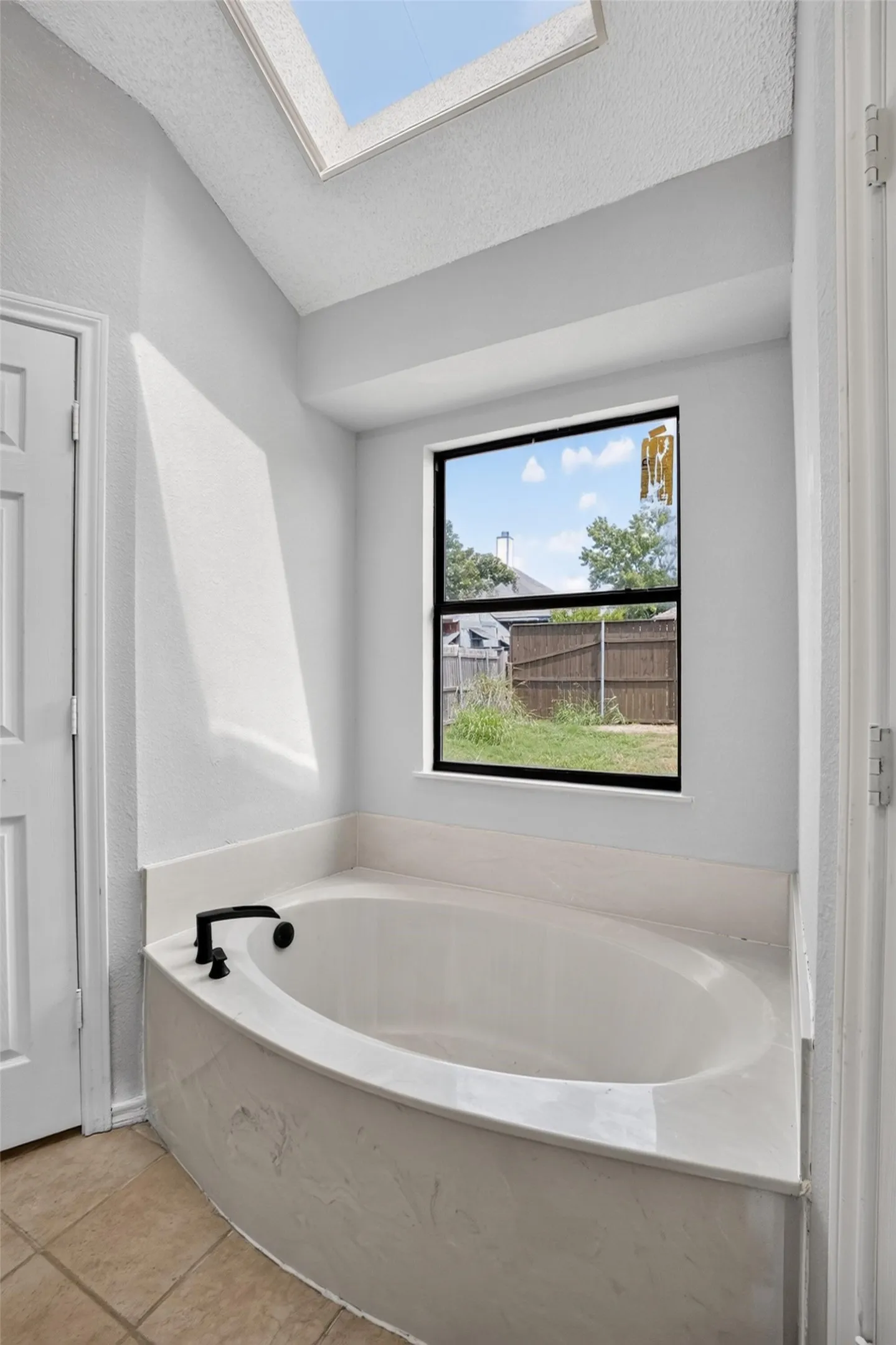 Single Family Residence For Sale in Tarrant County , 6057 Hillglen Drive, Watauga, Texas 76148, 3 Bedroom, 2 Bathroom, 2 Garage spaces, 1,383 Sqft, built in 1990, mls#21351268, Real Estate Agent in Watauga, Homes For Sale in Tarrant county, Homes For Sale in Watauga, Realtor in Watauga Texas, Real Estate Brokerage Independent Realty Texas, Luminita Cordes Realtor