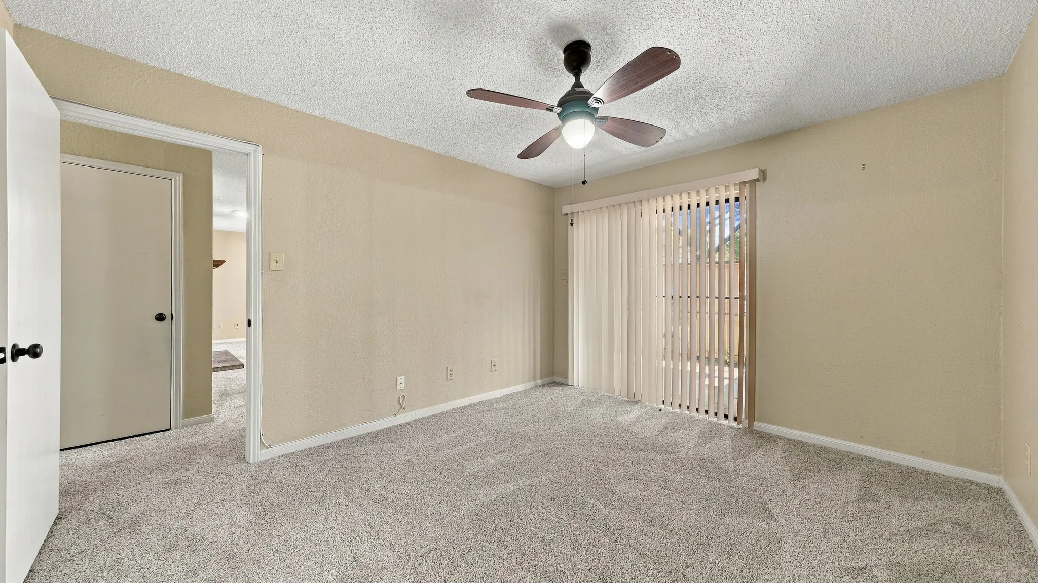 Condominium For Sale in Tarrant County , 2103 Friendly Drive 3210, Arlington, Texas 76011, 2 Bedroom, 2 Bathroom, Garage spaces, 1,025 Sqft, built in 1982, mls#21351168, Real Estate Agent in Arlington, Homes For Sale in Tarrant county, Homes For Sale in Arlington, Realtor in Arlington Texas, Real Estate Brokerage Independent Realty Texas, Luminita Cordes Realtor
