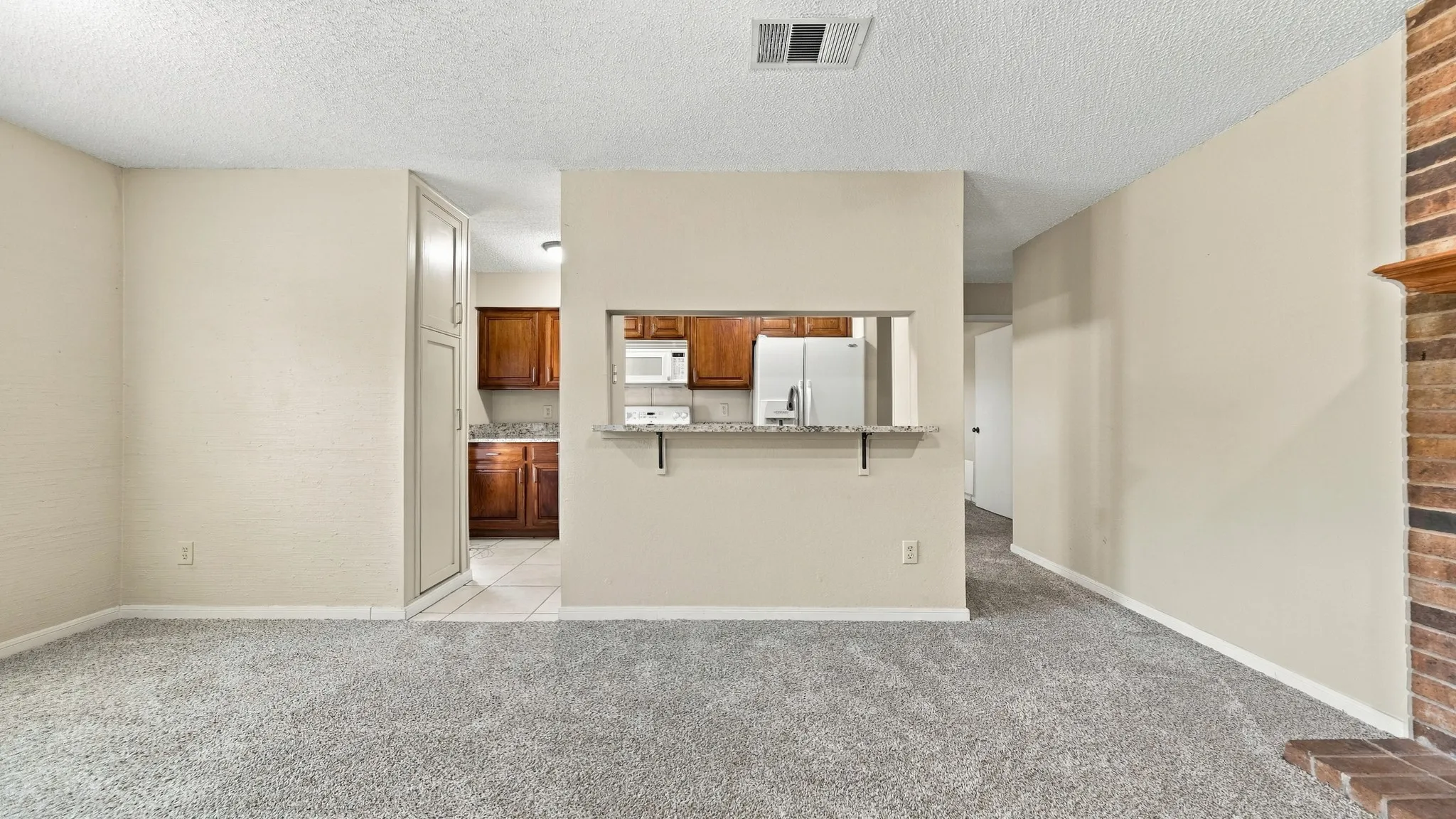 Condominium For Sale in Tarrant County , 2103 Friendly Drive 3210, Arlington, Texas 76011, 2 Bedroom, 2 Bathroom, Garage spaces, 1,025 Sqft, built in 1982, mls#21351168, Real Estate Agent in Arlington, Homes For Sale in Tarrant county, Homes For Sale in Arlington, Realtor in Arlington Texas, Real Estate Brokerage Independent Realty Texas, Luminita Cordes Realtor