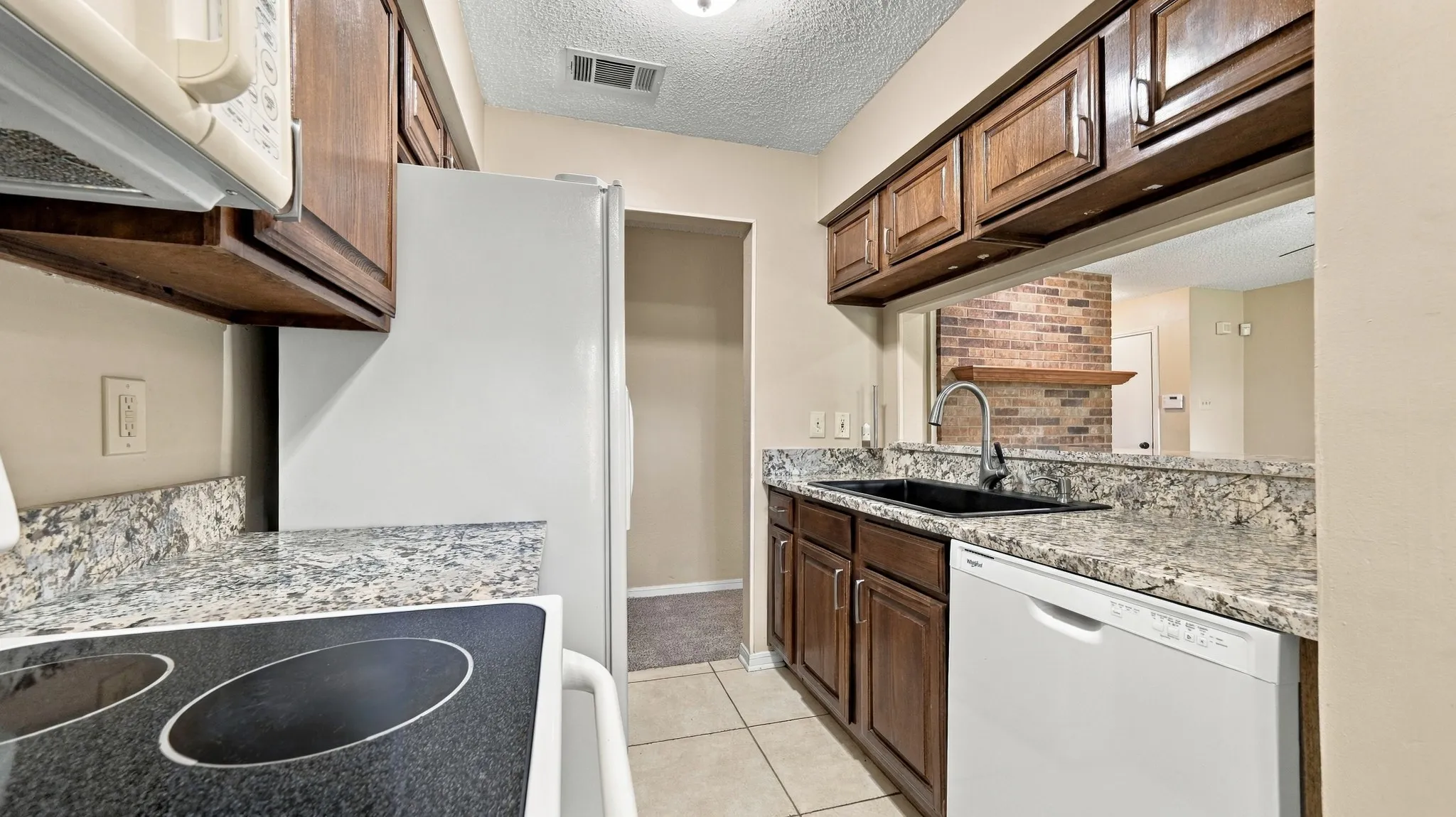 Condominium For Sale in Tarrant County , 2103 Friendly Drive 3210, Arlington, Texas 76011, 2 Bedroom, 2 Bathroom, Garage spaces, 1,025 Sqft, built in 1982, mls#21351168, Real Estate Agent in Arlington, Homes For Sale in Tarrant county, Homes For Sale in Arlington, Realtor in Arlington Texas, Real Estate Brokerage Independent Realty Texas, Luminita Cordes Realtor