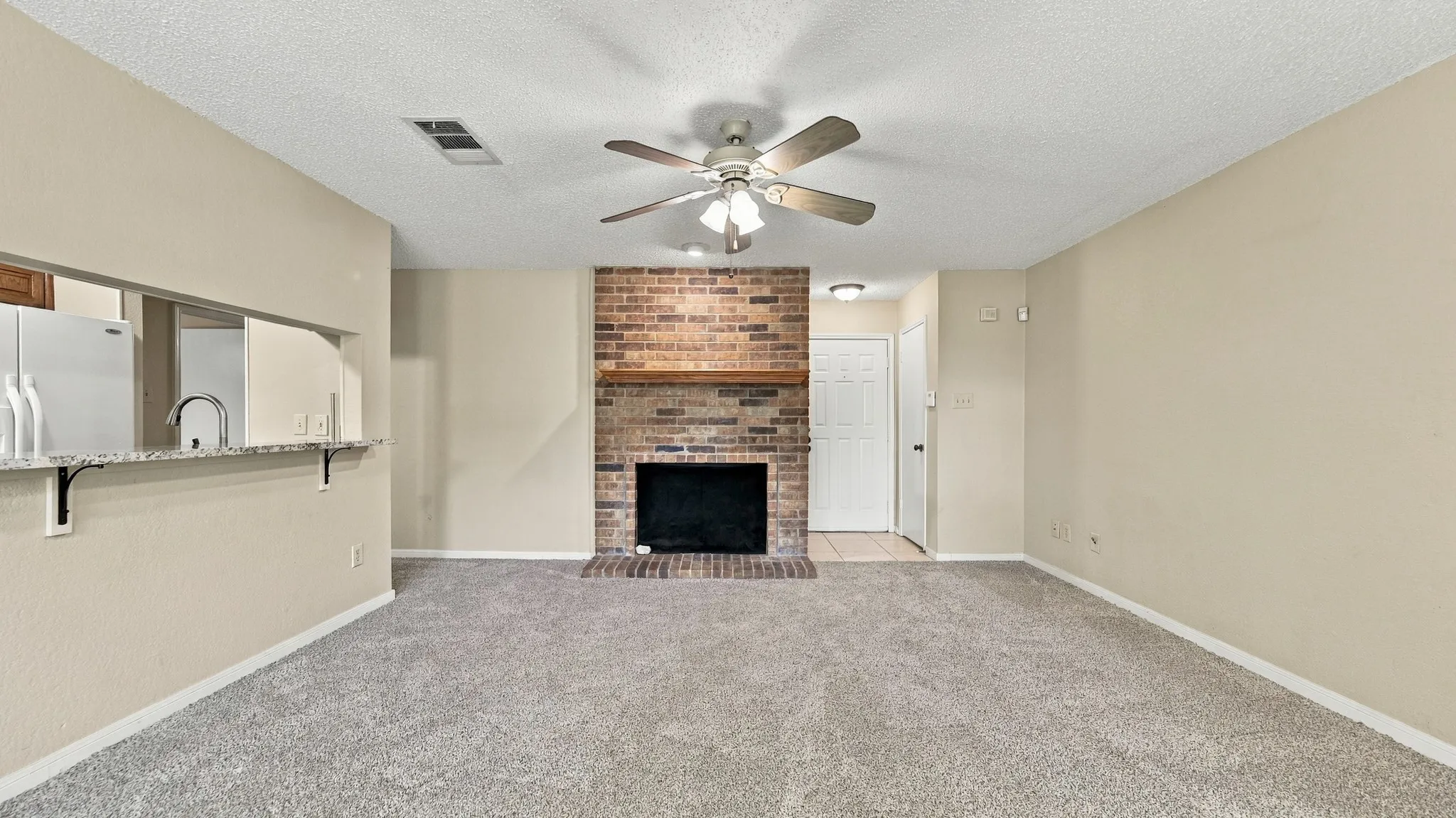 Condominium For Sale in Tarrant County , 2103 Friendly Drive 3210, Arlington, Texas 76011, 2 Bedroom, 2 Bathroom, Garage spaces, 1,025 Sqft, built in 1982, mls#21351168, Real Estate Agent in Arlington, Homes For Sale in Tarrant county, Homes For Sale in Arlington, Realtor in Arlington Texas, Real Estate Brokerage Independent Realty Texas, Luminita Cordes Realtor