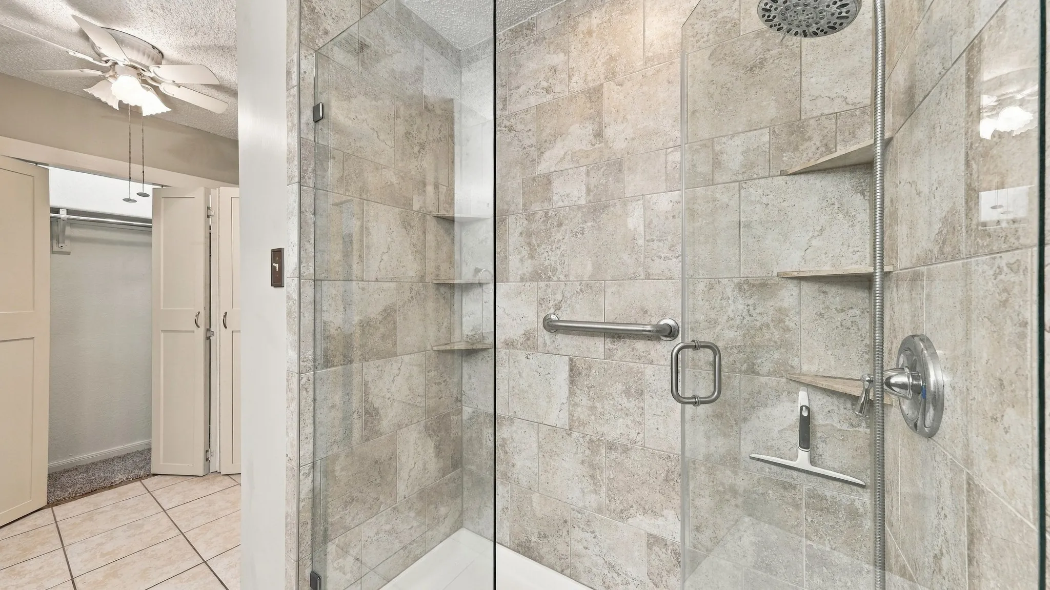 Condominium For Sale in Tarrant County , 2103 Friendly Drive 3210, Arlington, Texas 76011, 2 Bedroom, 2 Bathroom, Garage spaces, 1,025 Sqft, built in 1982, mls#21351168, Real Estate Agent in Arlington, Homes For Sale in Tarrant county, Homes For Sale in Arlington, Realtor in Arlington Texas, Real Estate Brokerage Independent Realty Texas, Luminita Cordes Realtor