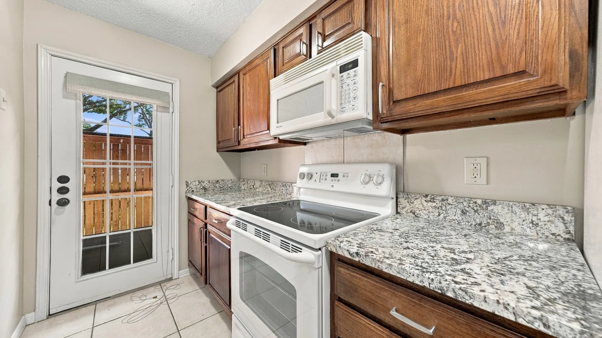 Condominium For Sale in Tarrant County , 2103 Friendly Drive 3210, Arlington, Texas 76011, 2 Bedroom, 2 Bathroom, Garage spaces, 1,025 Sqft, built in 1982, mls#21351168, Real Estate Agent in Arlington, Homes For Sale in Tarrant county, Homes For Sale in Arlington, Realtor in Arlington Texas, Real Estate Brokerage Independent Realty Texas, Luminita Cordes Realtor