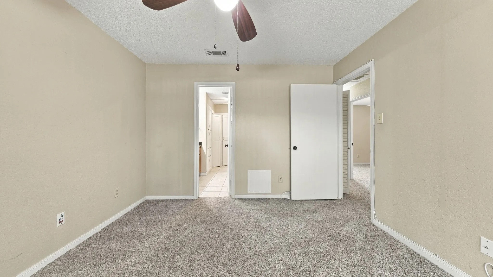 Condominium For Sale in Tarrant County , 2103 Friendly Drive 3210, Arlington, Texas 76011, 2 Bedroom, 2 Bathroom, Garage spaces, 1,025 Sqft, built in 1982, mls#21351168, Real Estate Agent in Arlington, Homes For Sale in Tarrant county, Homes For Sale in Arlington, Realtor in Arlington Texas, Real Estate Brokerage Independent Realty Texas, Luminita Cordes Realtor