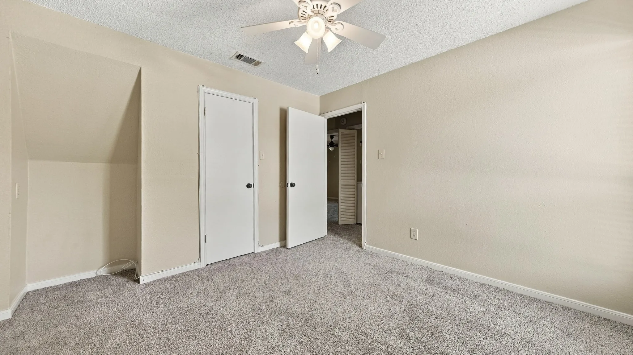 Condominium For Sale in Tarrant County , 2103 Friendly Drive 3210, Arlington, Texas 76011, 2 Bedroom, 2 Bathroom, Garage spaces, 1,025 Sqft, built in 1982, mls#21351168, Real Estate Agent in Arlington, Homes For Sale in Tarrant county, Homes For Sale in Arlington, Realtor in Arlington Texas, Real Estate Brokerage Independent Realty Texas, Luminita Cordes Realtor