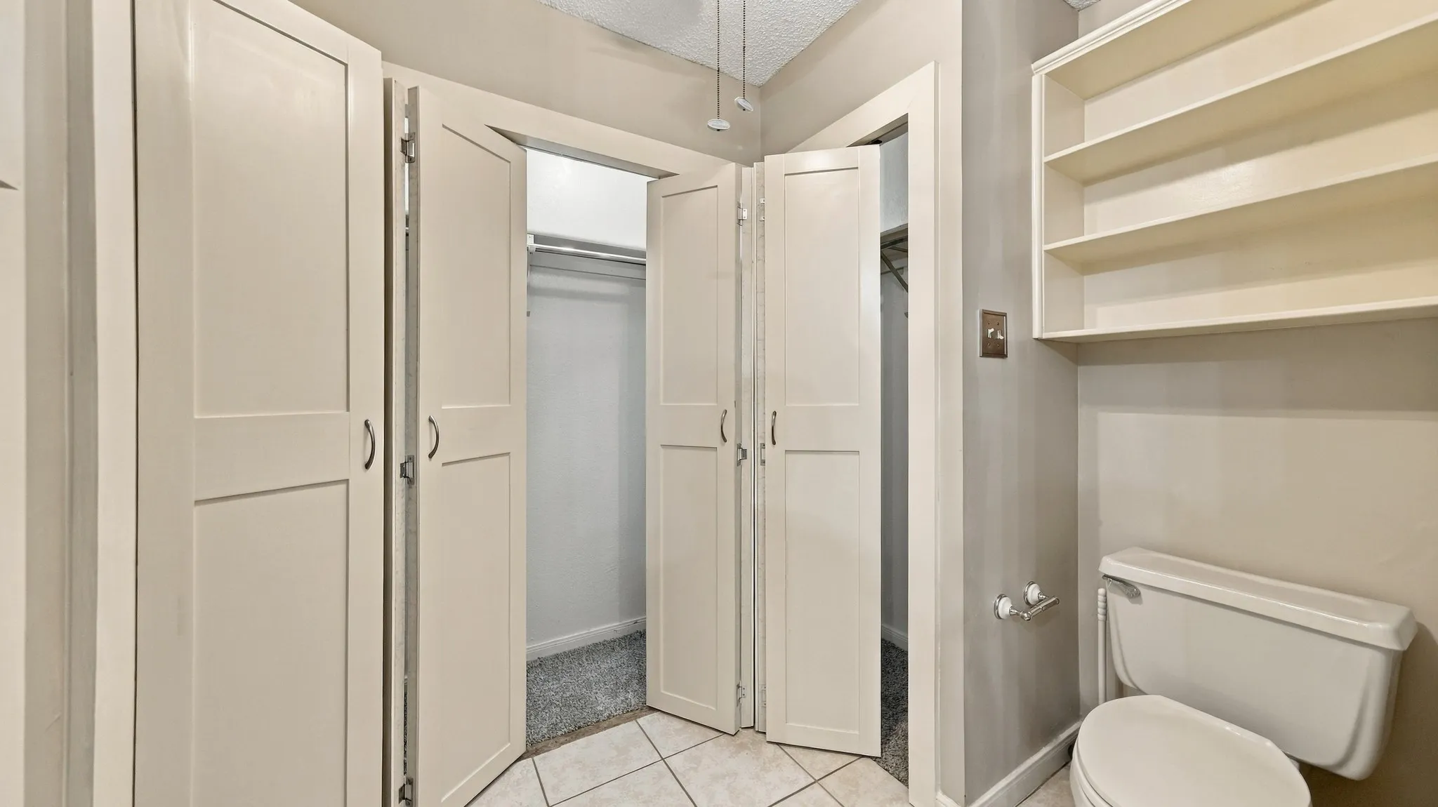 Condominium For Sale in Tarrant County , 2103 Friendly Drive 3210, Arlington, Texas 76011, 2 Bedroom, 2 Bathroom, Garage spaces, 1,025 Sqft, built in 1982, mls#21351168, Real Estate Agent in Arlington, Homes For Sale in Tarrant county, Homes For Sale in Arlington, Realtor in Arlington Texas, Real Estate Brokerage Independent Realty Texas, Luminita Cordes Realtor