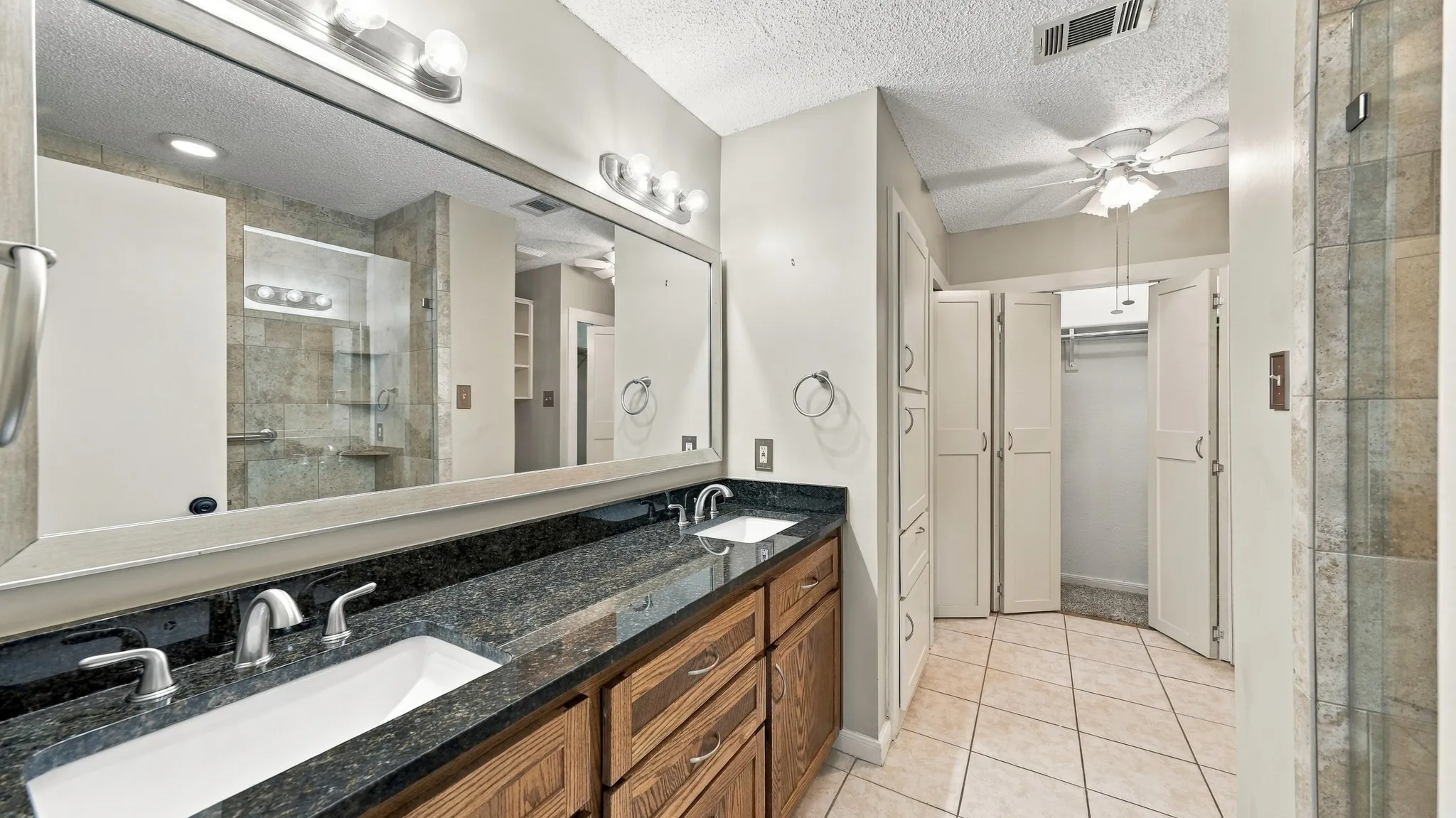 Condominium For Sale in Tarrant County , 2103 Friendly Drive 3210, Arlington, Texas 76011, 2 Bedroom, 2 Bathroom, Garage spaces, 1,025 Sqft, built in 1982, mls#21351168, Real Estate Agent in Arlington, Homes For Sale in Tarrant county, Homes For Sale in Arlington, Realtor in Arlington Texas, Real Estate Brokerage Independent Realty Texas, Luminita Cordes Realtor