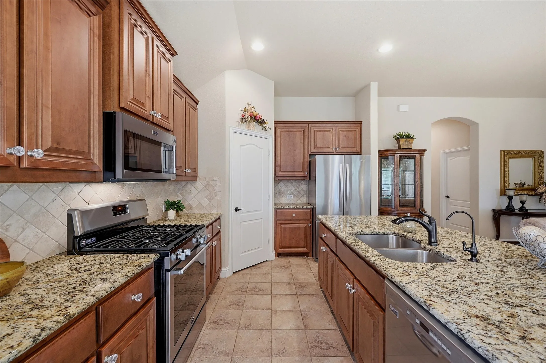 Single Family Residence For Sale in Grayson County , 509 Appaloosa Lane, Sherman, Texas 75092, 3 Bedroom, 2 Bathroom, 2 Garage spaces, 1,578 Sqft, built in 2016, mls#21344935, Real Estate Agent in Sherman, Homes For Sale in Grayson county, Homes For Sale in Sherman, Realtor in Sherman Texas, Real Estate Brokerage Independent Realty Texas, Luminita Cordes Realtor