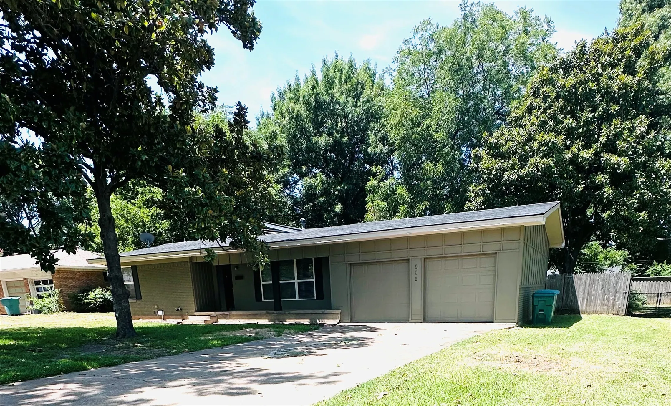 Single Family Residence For Sale in Grayson County , 902 Crestview Drive, Sherman, Texas 75092, 3 Bedroom, 2 Bathroom, 2 Garage spaces, 1,828 Sqft, built in 1958, mls#21351288, Real Estate Agent in Sherman, Homes For Sale in Grayson county, Homes For Sale in Sherman, Realtor in Sherman Texas, Real Estate Brokerage Independent Realty Texas, Luminita Cordes Realtor