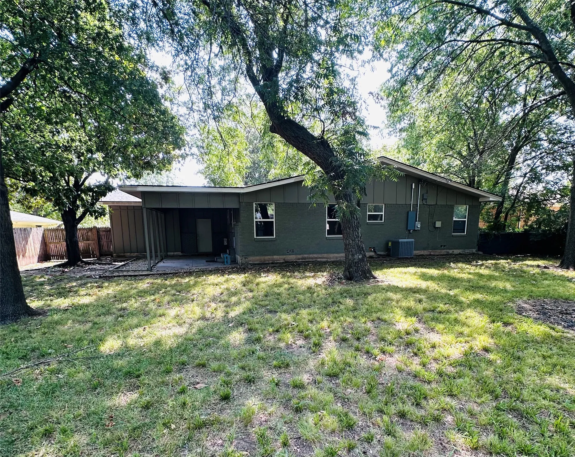 Single Family Residence For Sale in Grayson County , 902 Crestview Drive, Sherman, Texas 75092, 3 Bedroom, 2 Bathroom, 2 Garage spaces, 1,828 Sqft, built in 1958, mls#21351288, Real Estate Agent in Sherman, Homes For Sale in Grayson county, Homes For Sale in Sherman, Realtor in Sherman Texas, Real Estate Brokerage Independent Realty Texas, Luminita Cordes Realtor