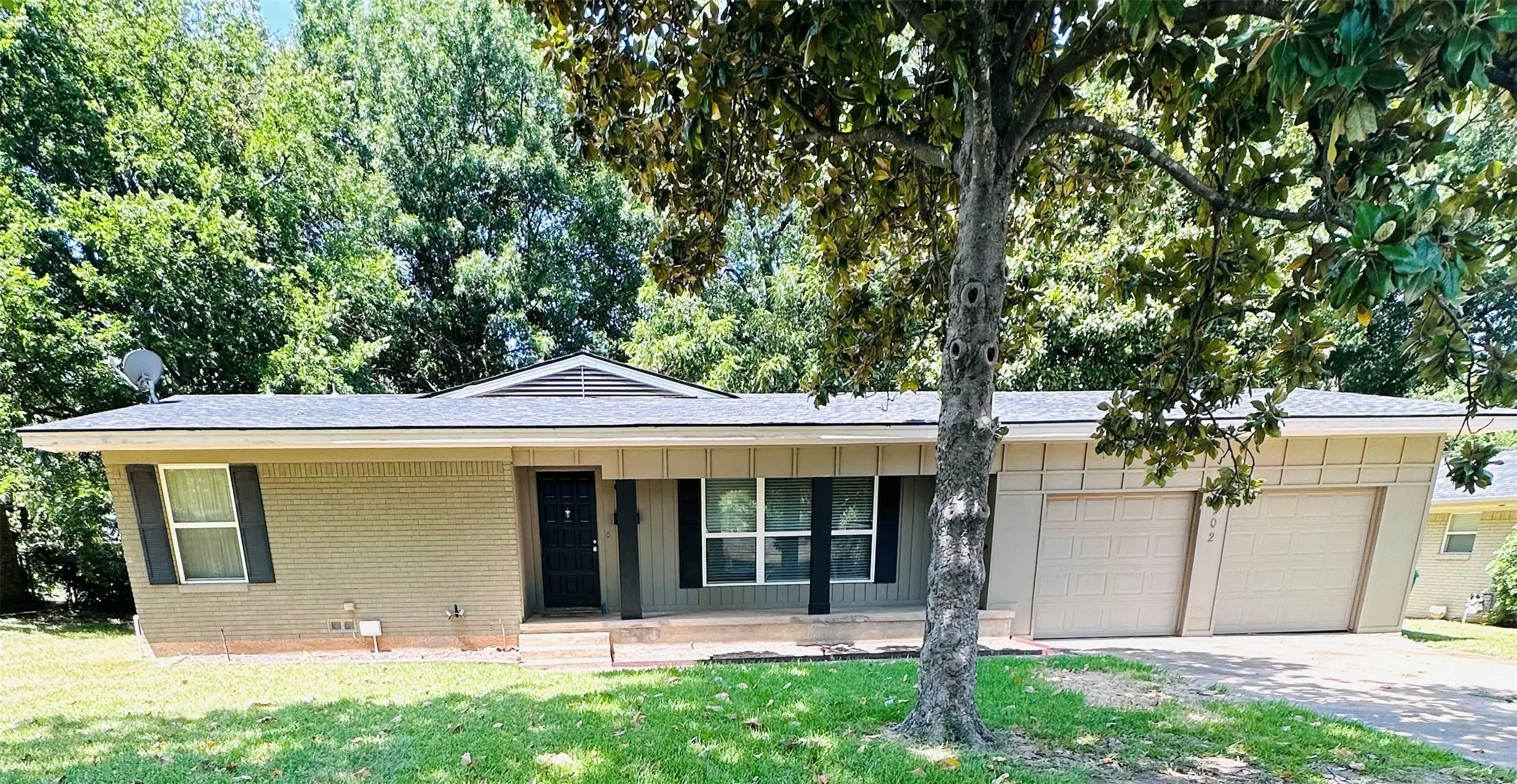 Single Family Residence For Sale in Grayson County , 902 Crestview Drive, Sherman, Texas 75092, 3 Bedroom, 2 Bathroom, 2 Garage spaces, 1,828 Sqft, built in 1958, mls#21351288, Real Estate Agent in Sherman, Homes For Sale in Grayson county, Homes For Sale in Sherman, Realtor in Sherman Texas, Real Estate Brokerage Independent Realty Texas, Luminita Cordes Realtor