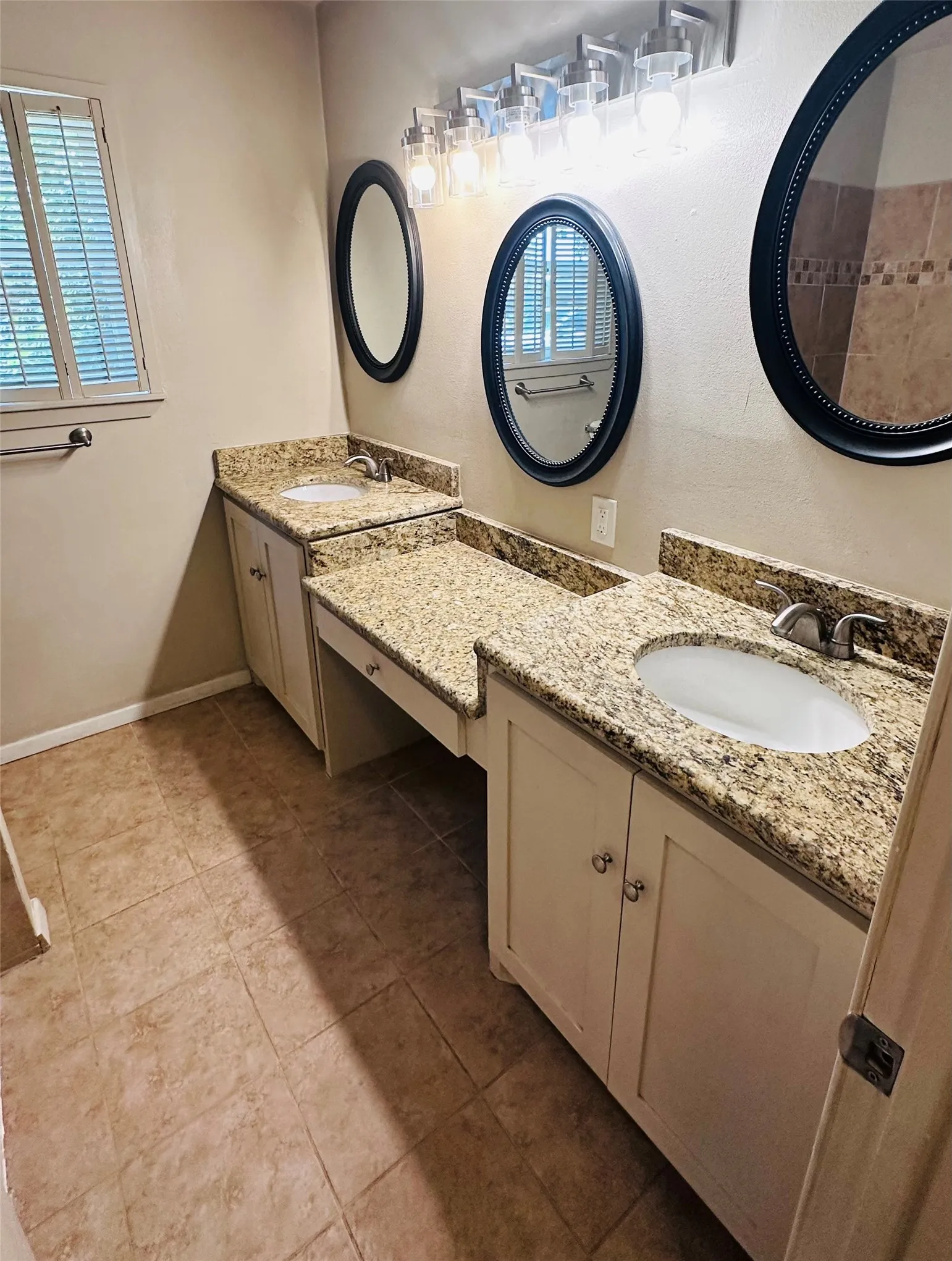 Single Family Residence For Sale in Grayson County , 902 Crestview Drive, Sherman, Texas 75092, 3 Bedroom, 2 Bathroom, 2 Garage spaces, 1,828 Sqft, built in 1958, mls#21351288, Real Estate Agent in Sherman, Homes For Sale in Grayson county, Homes For Sale in Sherman, Realtor in Sherman Texas, Real Estate Brokerage Independent Realty Texas, Luminita Cordes Realtor