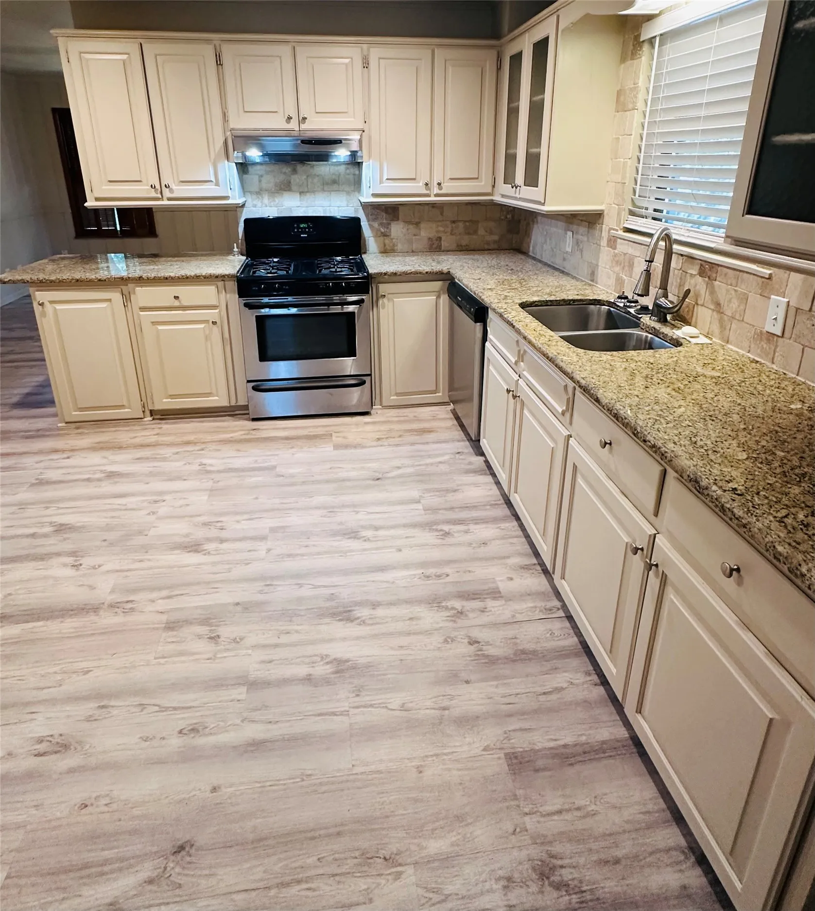 Single Family Residence For Sale in Grayson County , 902 Crestview Drive, Sherman, Texas 75092, 3 Bedroom, 2 Bathroom, 2 Garage spaces, 1,828 Sqft, built in 1958, mls#21351288, Real Estate Agent in Sherman, Homes For Sale in Grayson county, Homes For Sale in Sherman, Realtor in Sherman Texas, Real Estate Brokerage Independent Realty Texas, Luminita Cordes Realtor