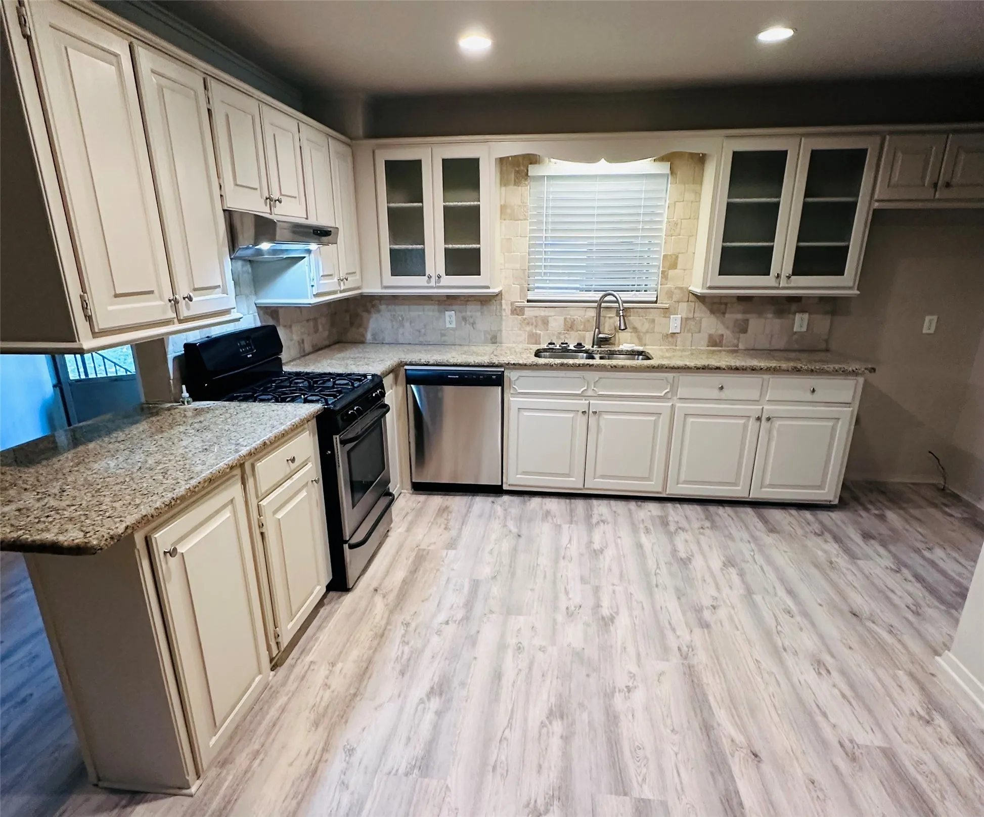 Single Family Residence For Sale in Grayson County , 902 Crestview Drive, Sherman, Texas 75092, 3 Bedroom, 2 Bathroom, 2 Garage spaces, 1,828 Sqft, built in 1958, mls#21351288, Real Estate Agent in Sherman, Homes For Sale in Grayson county, Homes For Sale in Sherman, Realtor in Sherman Texas, Real Estate Brokerage Independent Realty Texas, Luminita Cordes Realtor