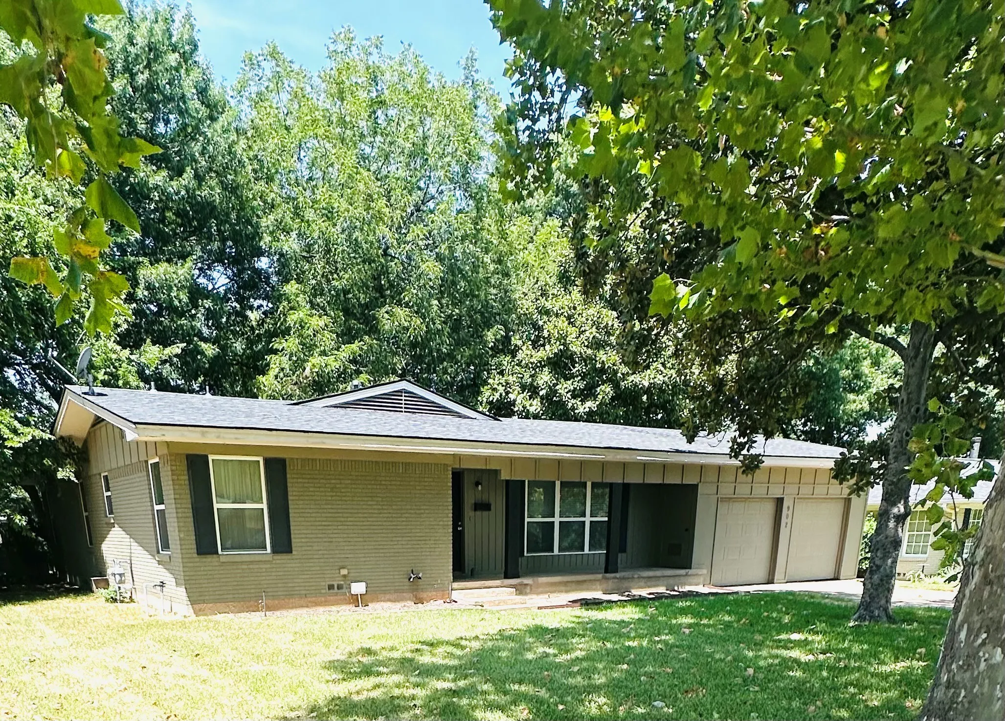 Single Family Residence For Sale in Grayson County , 902 Crestview Drive, Sherman, Texas 75092, 3 Bedroom, 2 Bathroom, 2 Garage spaces, 1,828 Sqft, built in 1958, mls#21351288, Real Estate Agent in Sherman, Homes For Sale in Grayson county, Homes For Sale in Sherman, Realtor in Sherman Texas, Real Estate Brokerage Independent Realty Texas, Luminita Cordes Realtor