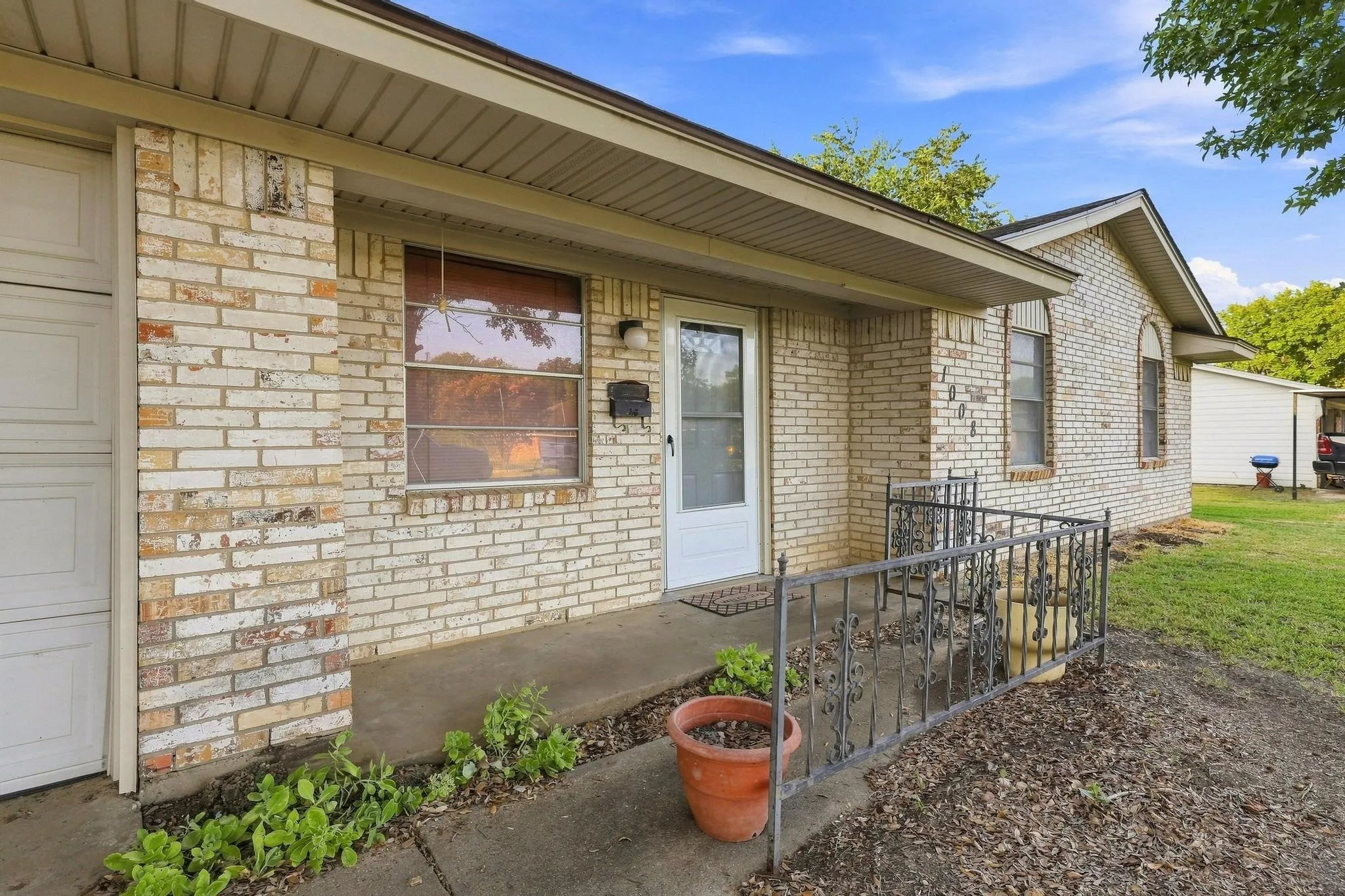 Single Family Residence For Sale in Fannin County , 1008 Yeager Street, Honey Grove, Texas 75446, 3 Bedroom, 2 Bathroom, 1 Garage spaces, 1,168 Sqft, built in 1976, mls#21351297, Real Estate Agent in Honey Grove, Homes For Sale in Fannin county, Homes For Sale in Honey Grove, Realtor in Honey Grove Texas, Real Estate Brokerage Independent Realty Texas, Luminita Cordes Realtor