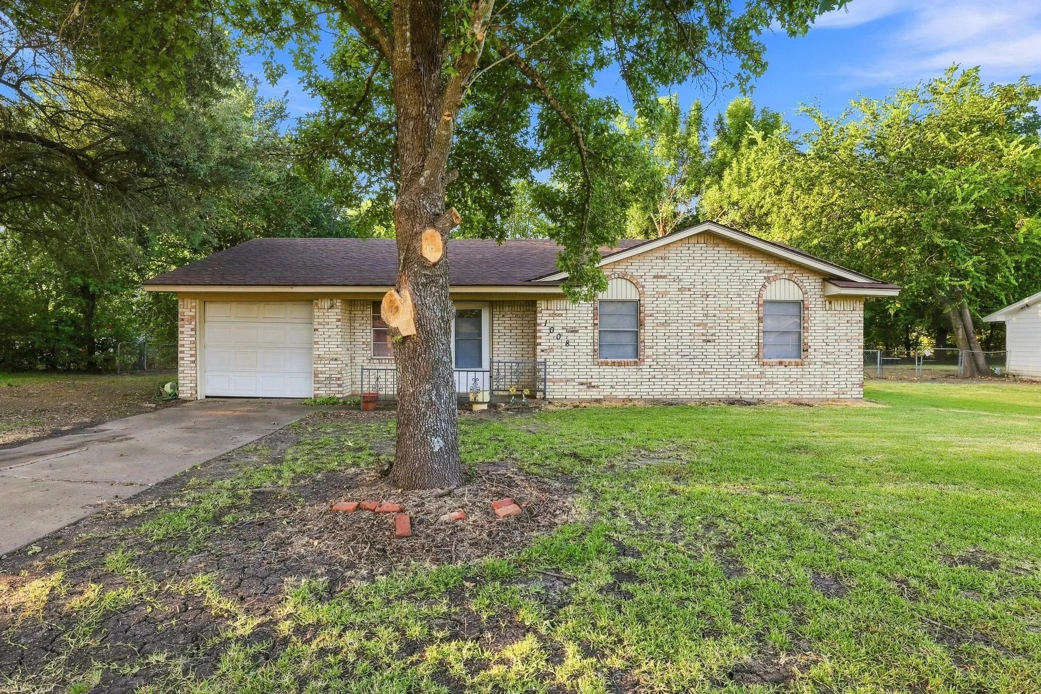 Single Family Residence For Sale in Fannin County , 1008 Yeager Street, Honey Grove, Texas 75446, 3 Bedroom, 2 Bathroom, 1 Garage spaces, 1,168 Sqft, built in 1976, mls#21351297, Real Estate Agent in Honey Grove, Homes For Sale in Fannin county, Homes For Sale in Honey Grove, Realtor in Honey Grove Texas, Real Estate Brokerage Independent Realty Texas, Luminita Cordes Realtor