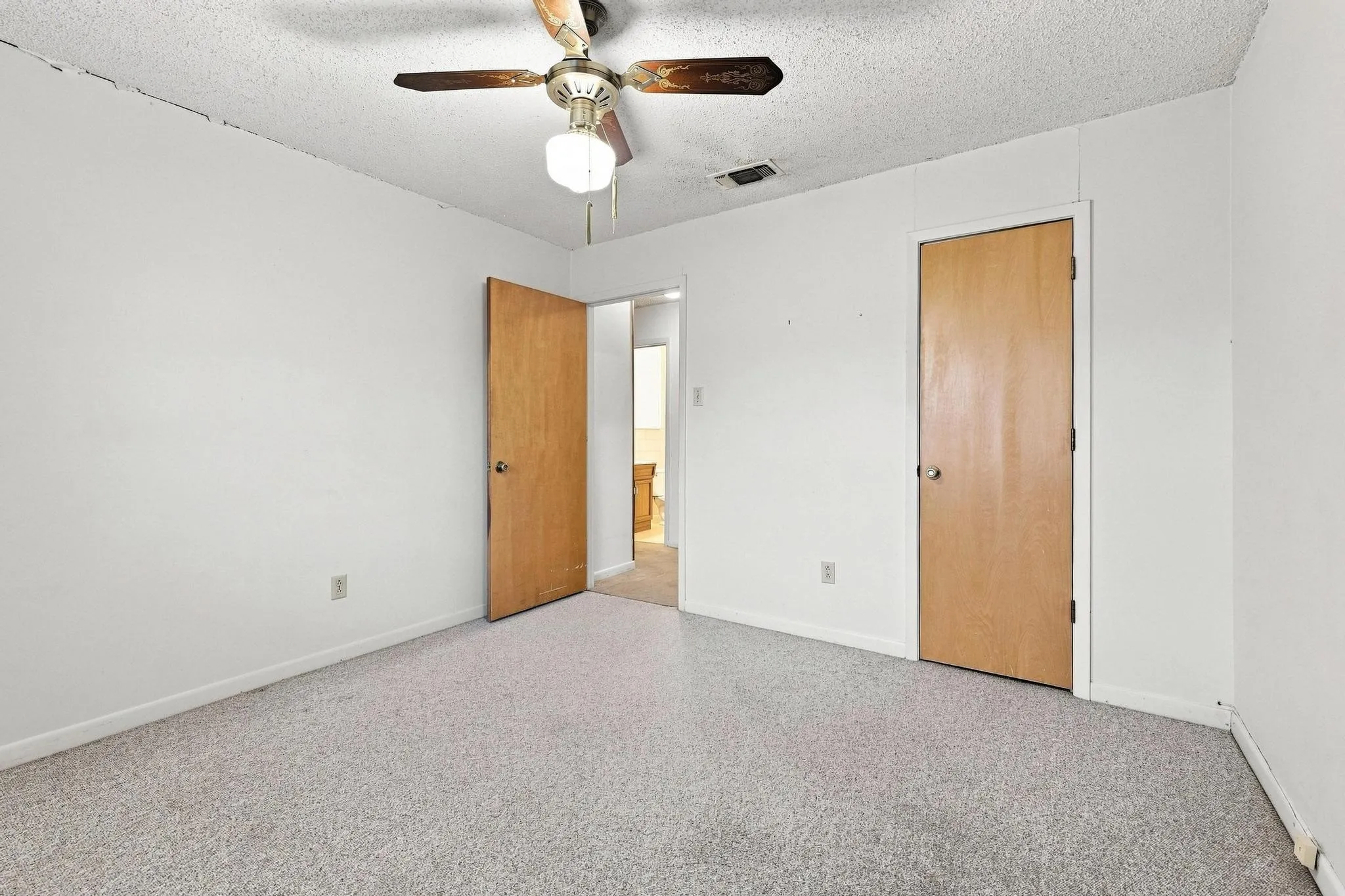 Single Family Residence For Sale in Fannin County , 1008 Yeager Street, Honey Grove, Texas 75446, 3 Bedroom, 2 Bathroom, 1 Garage spaces, 1,168 Sqft, built in 1976, mls#21351297, Real Estate Agent in Honey Grove, Homes For Sale in Fannin county, Homes For Sale in Honey Grove, Realtor in Honey Grove Texas, Real Estate Brokerage Independent Realty Texas, Luminita Cordes Realtor