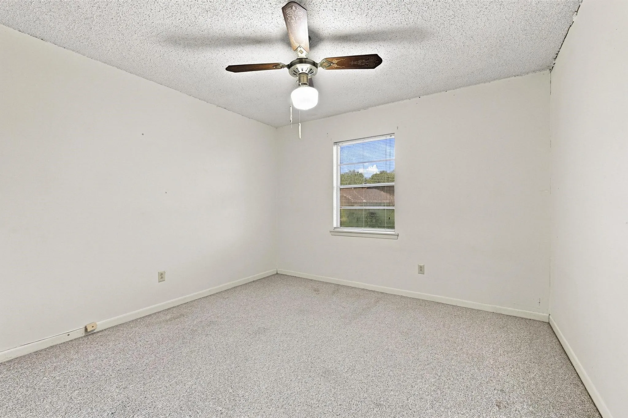 Single Family Residence For Sale in Fannin County , 1008 Yeager Street, Honey Grove, Texas 75446, 3 Bedroom, 2 Bathroom, 1 Garage spaces, 1,168 Sqft, built in 1976, mls#21351297, Real Estate Agent in Honey Grove, Homes For Sale in Fannin county, Homes For Sale in Honey Grove, Realtor in Honey Grove Texas, Real Estate Brokerage Independent Realty Texas, Luminita Cordes Realtor