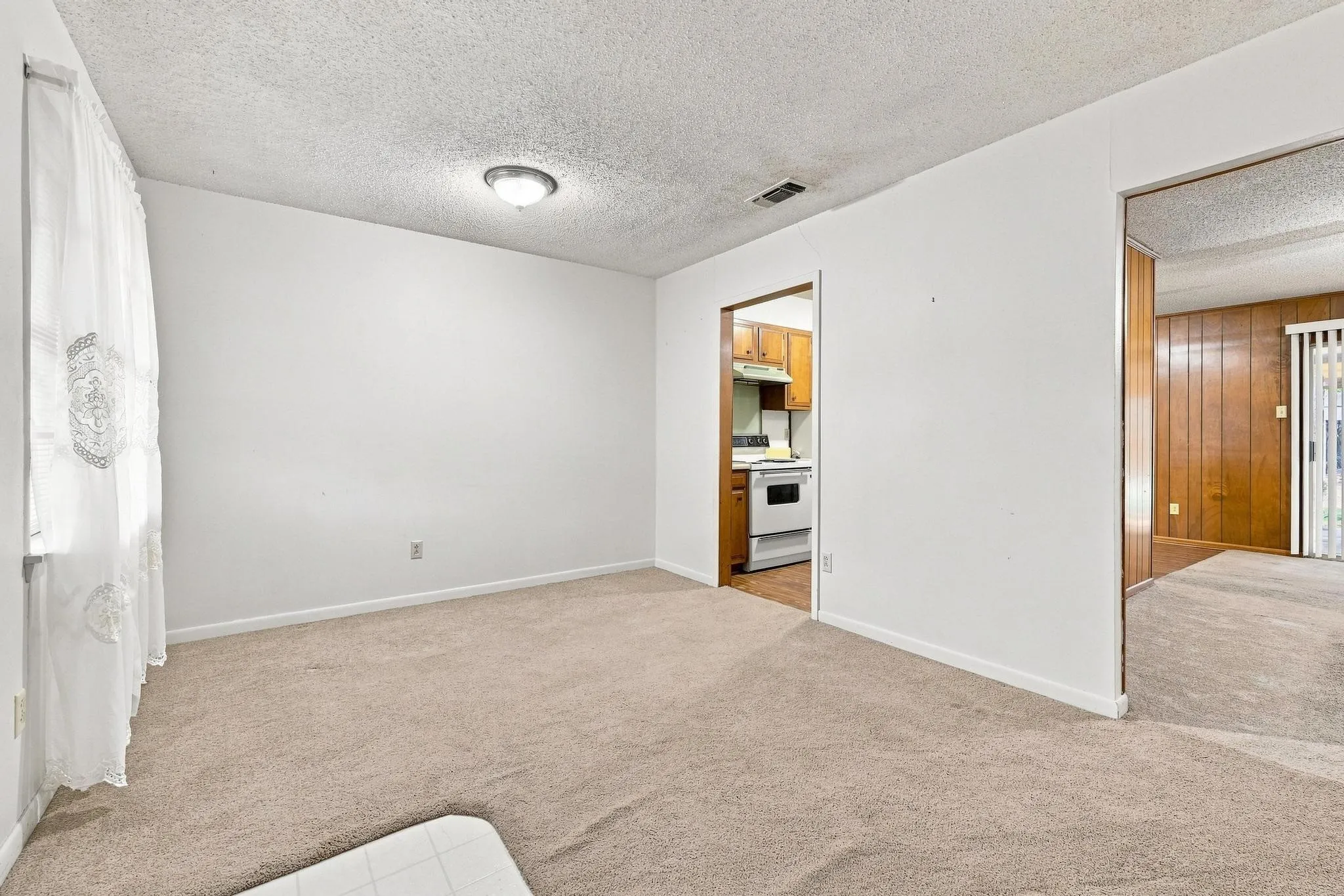 Single Family Residence For Sale in Fannin County , 1008 Yeager Street, Honey Grove, Texas 75446, 3 Bedroom, 2 Bathroom, 1 Garage spaces, 1,168 Sqft, built in 1976, mls#21351297, Real Estate Agent in Honey Grove, Homes For Sale in Fannin county, Homes For Sale in Honey Grove, Realtor in Honey Grove Texas, Real Estate Brokerage Independent Realty Texas, Luminita Cordes Realtor