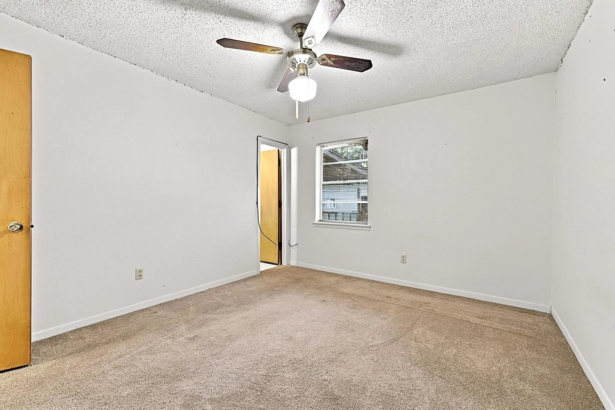 Single Family Residence For Sale in Fannin County , 1008 Yeager Street, Honey Grove, Texas 75446, 3 Bedroom, 2 Bathroom, 1 Garage spaces, 1,168 Sqft, built in 1976, mls#21351297, Real Estate Agent in Honey Grove, Homes For Sale in Fannin county, Homes For Sale in Honey Grove, Realtor in Honey Grove Texas, Real Estate Brokerage Independent Realty Texas, Luminita Cordes Realtor