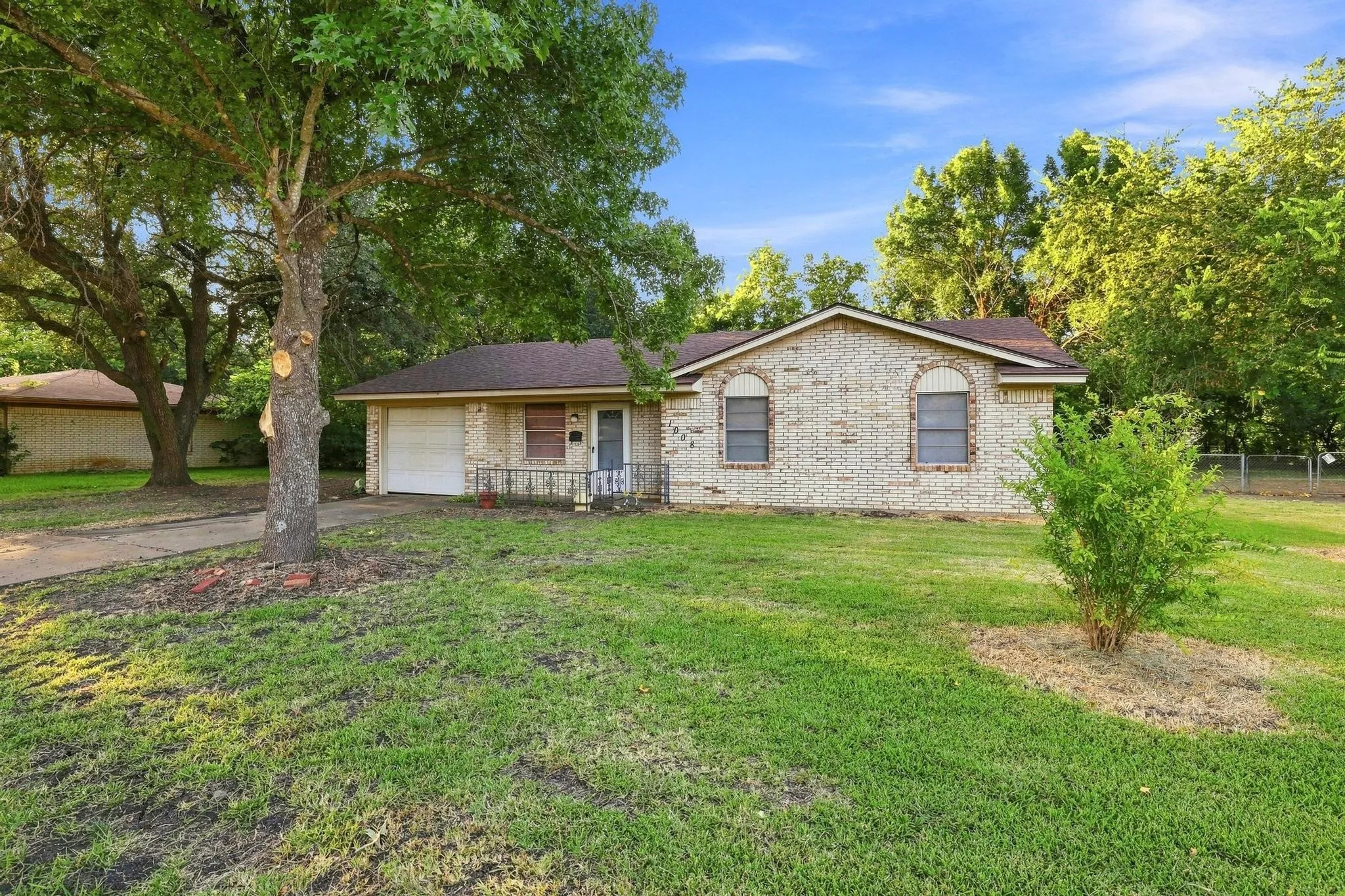 Single Family Residence For Sale in Fannin County , 1008 Yeager Street, Honey Grove, Texas 75446, 3 Bedroom, 2 Bathroom, 1 Garage spaces, 1,168 Sqft, built in 1976, mls#21351297, Real Estate Agent in Honey Grove, Homes For Sale in Fannin county, Homes For Sale in Honey Grove, Realtor in Honey Grove Texas, Real Estate Brokerage Independent Realty Texas, Luminita Cordes Realtor